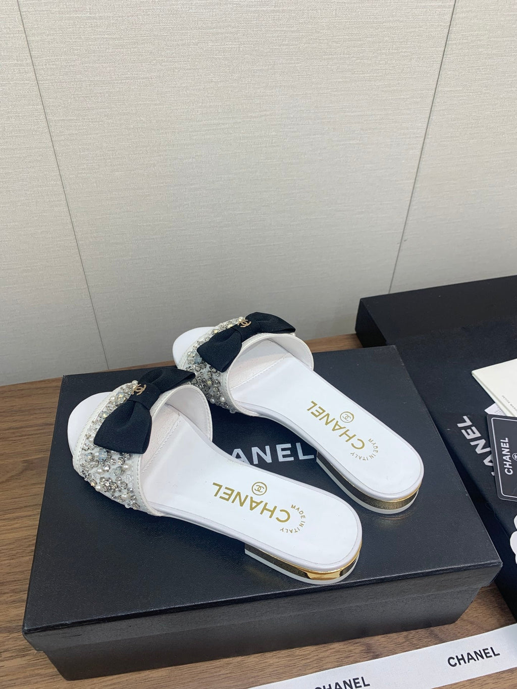 CHANEL BOW SLIPPERS IN WHITE LAMBSKIN WITH RHINESTONES