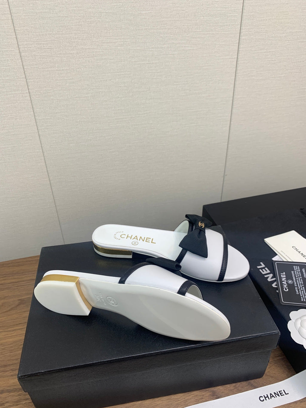 CHANEL BOW SLIPPERS IN WHITE LAMBSKIN