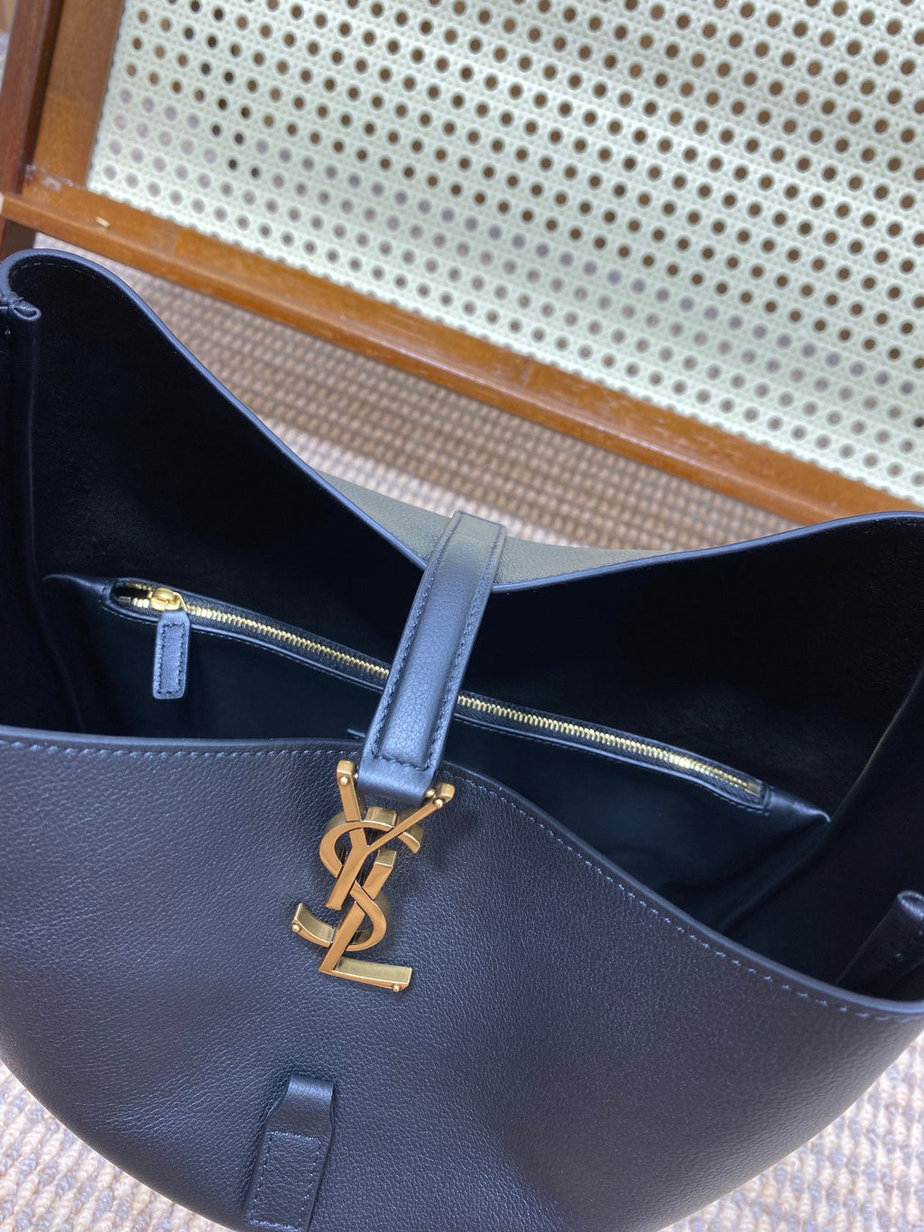 LE 5 À 7 LARGE SUPPLE BAG 31 IN BLACK CALFSKIN