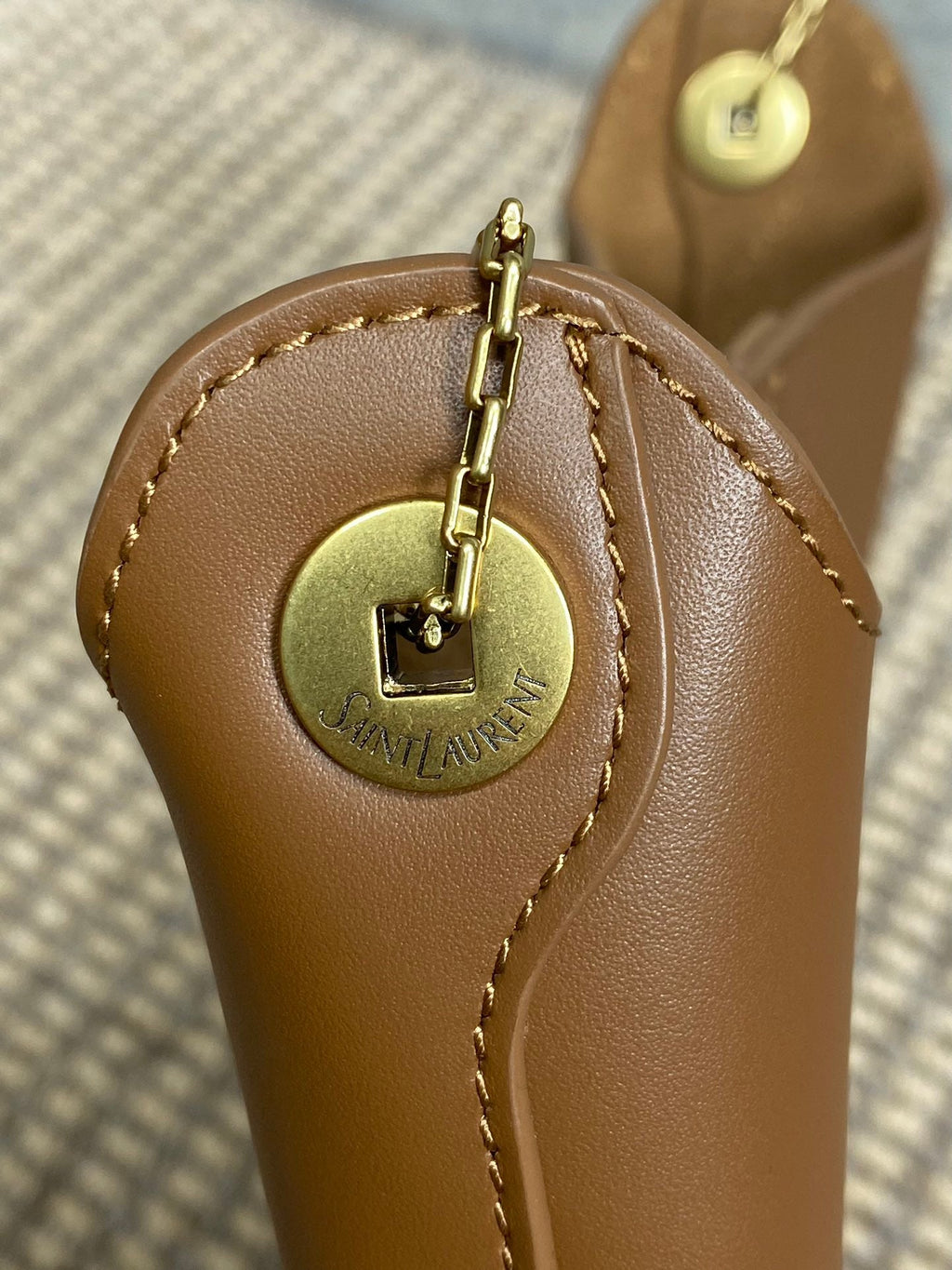 FLAT SHOULDER BAG 23 IN TAWNY BROWN CALFSKIN GOLD CHAIN