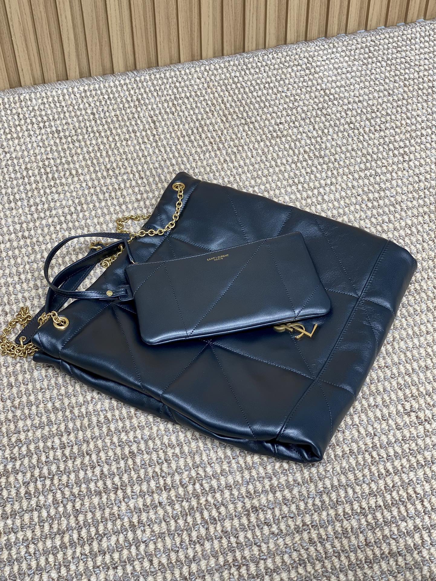 DRAWSTRING CHAIN STRAP SHOULDER BAG 39 IN BLACK QUILTED CALFSKIN