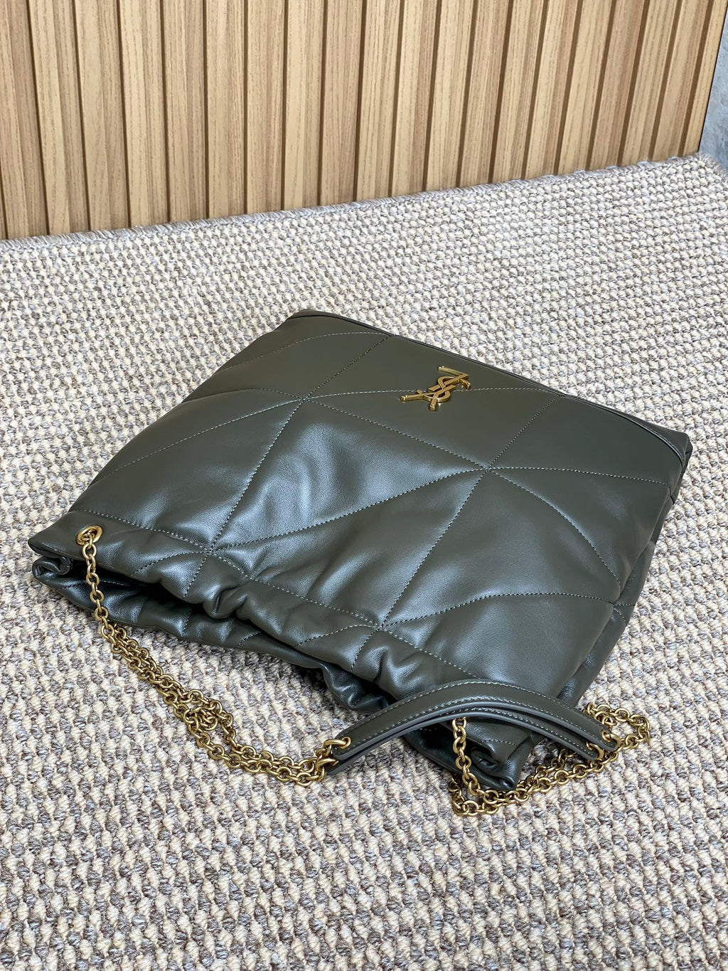 DRAWSTRING CHAIN STRAP SHOULDER BAG 39 IN DARK GREEN QUILTED CALFSKIN