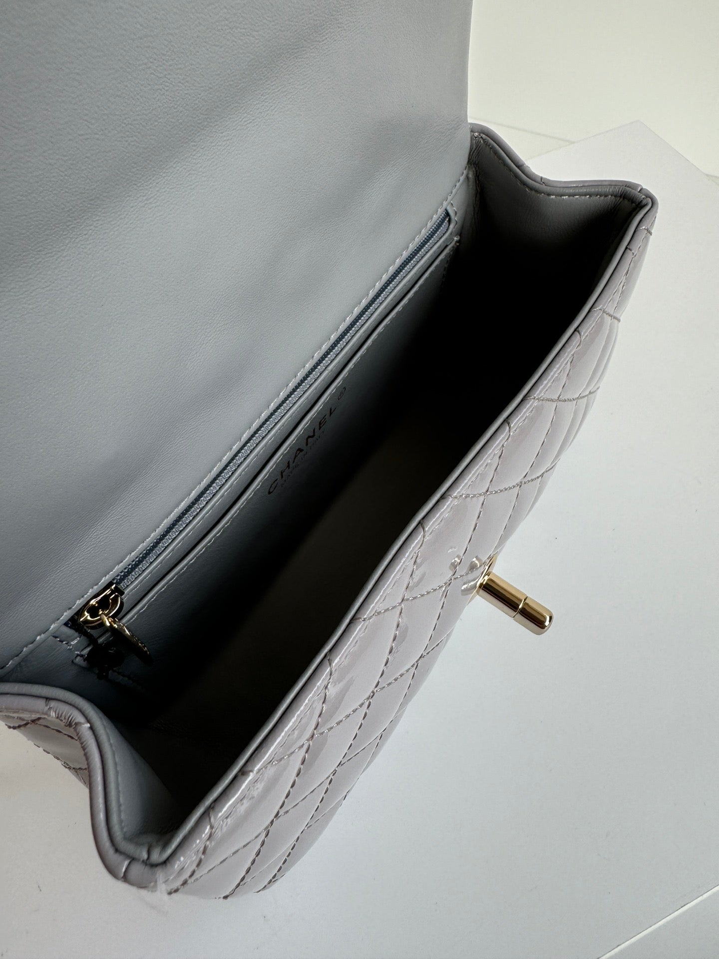 CHANEL MINI FLAP BAG 20 IN LIGHT GRAY GLOSSY CALFSKIN GOLD HARDWARE
