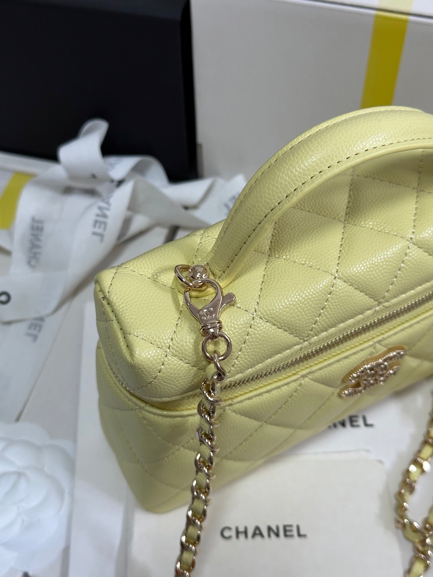 CHANEL STRASS VANITY QUILTED CASE 19 IN YELLOW CALFSKIN WITH GOLD METALLIC