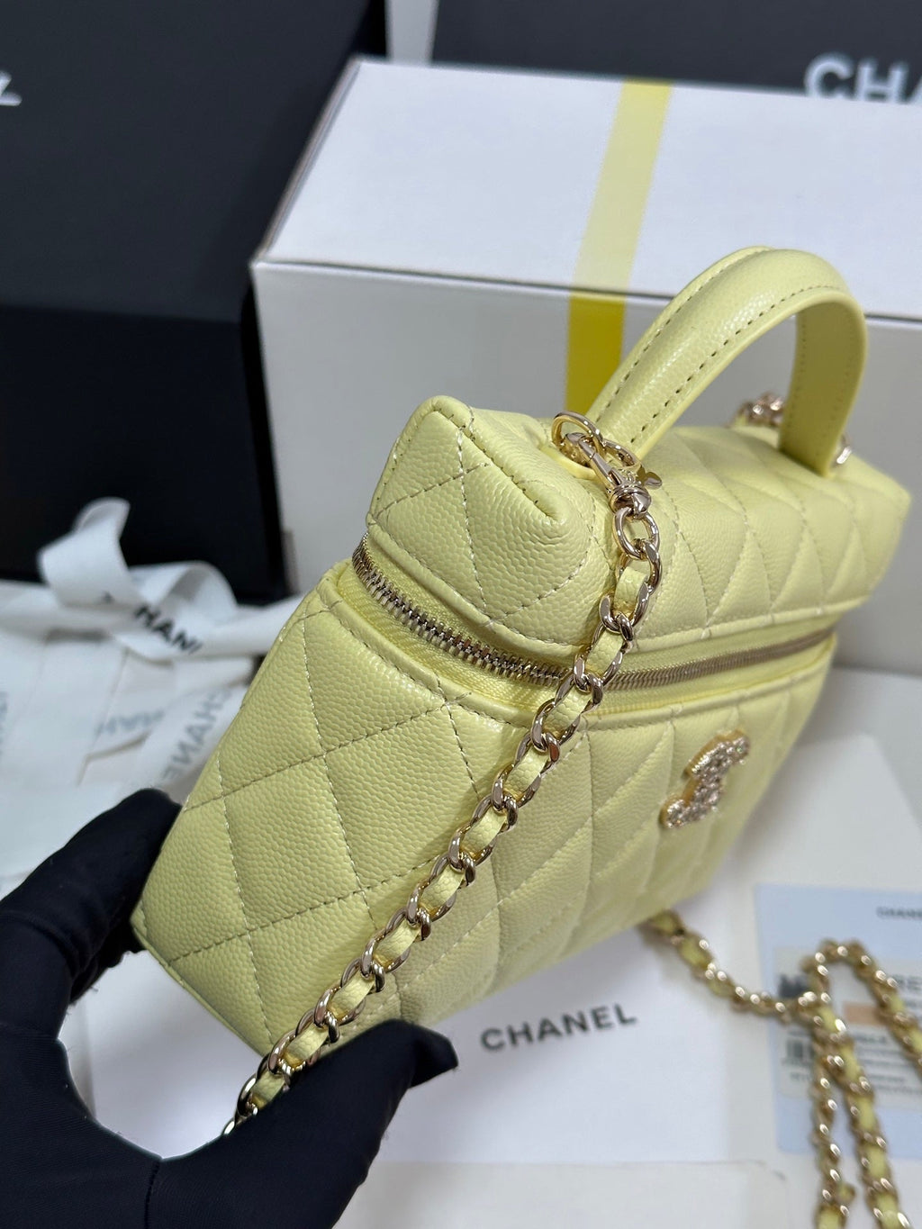 CHANEL STRASS VANITY QUILTED CASE 19 IN YELLOW CALFSKIN WITH GOLD METALLIC