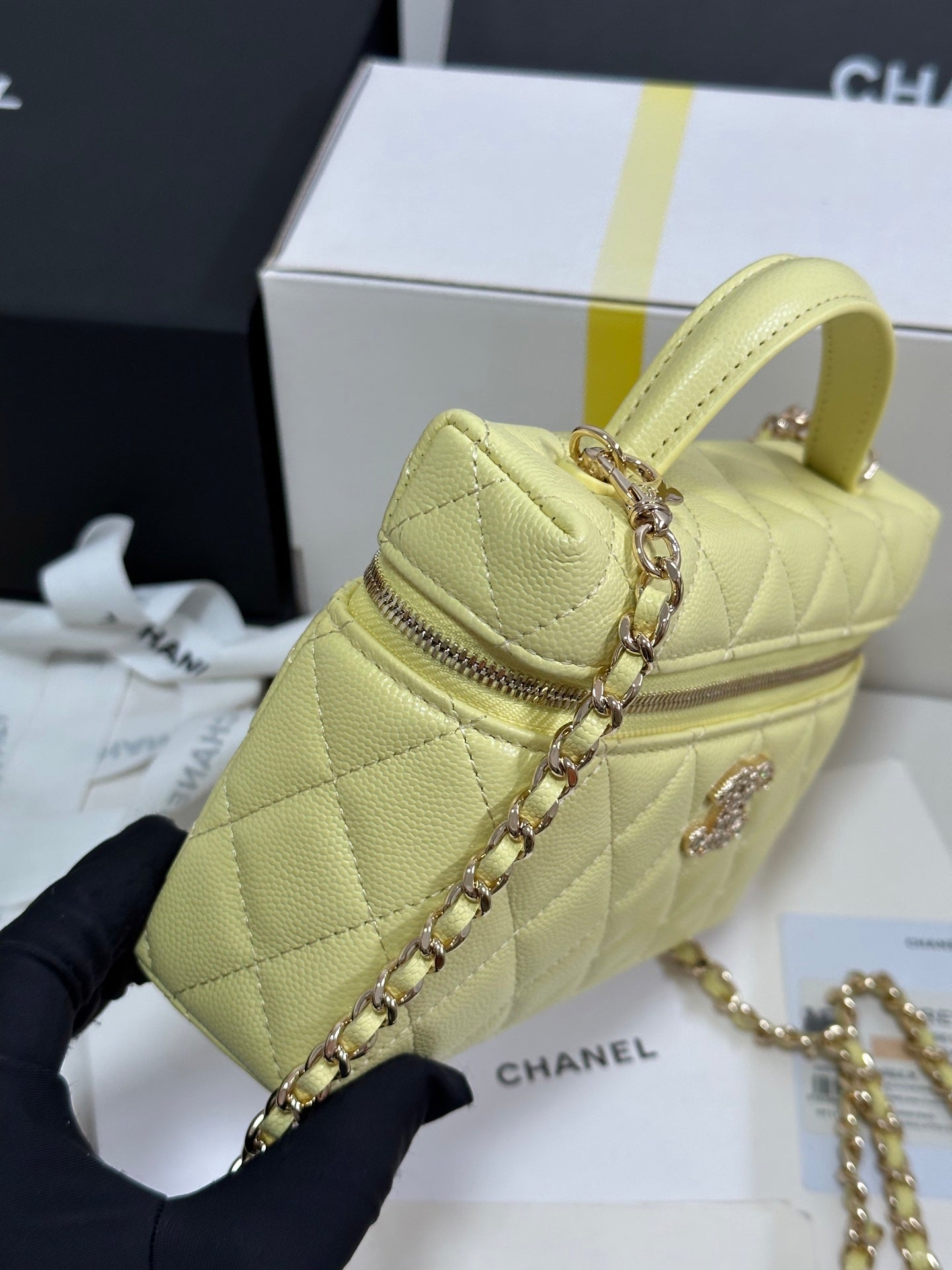 CHANEL STRASS VANITY QUILTED CASE 19 IN YELLOW CALFSKIN WITH GOLD METALLIC
