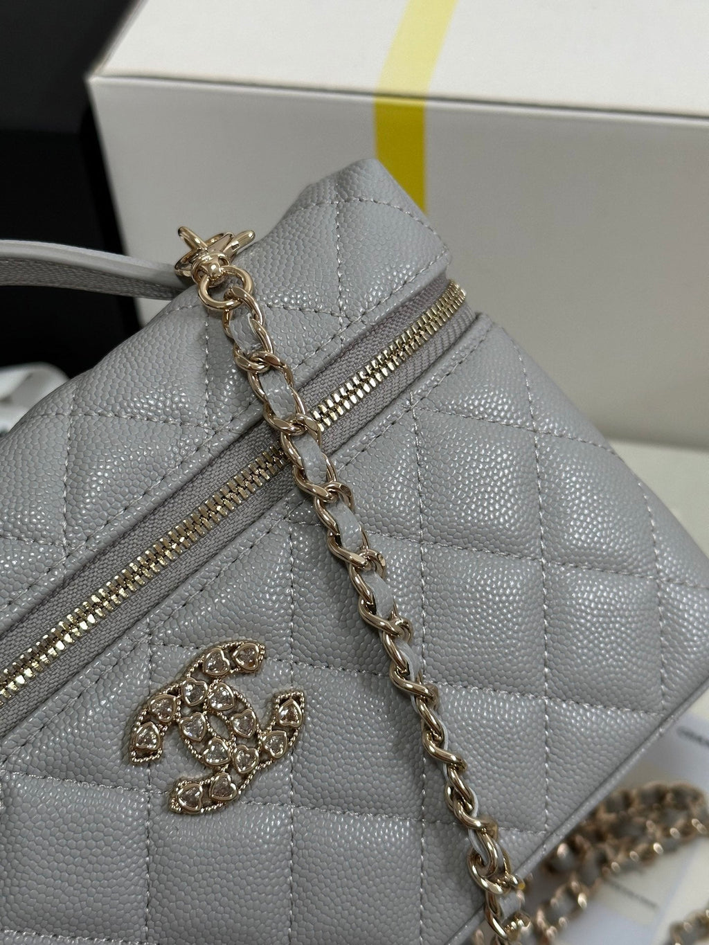 CHANEL STRASS VANITY QUILTED CASE 19 IN GREY CALFSKIN WITH GOLD METALLIC