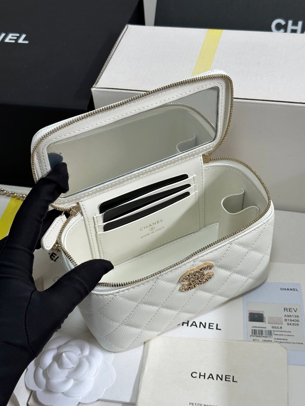 CHANEL VANITY CASE 17 CRYSTAL STUDDED LOGO IN WHITE CALFSKIN GOLD HARDWARE
