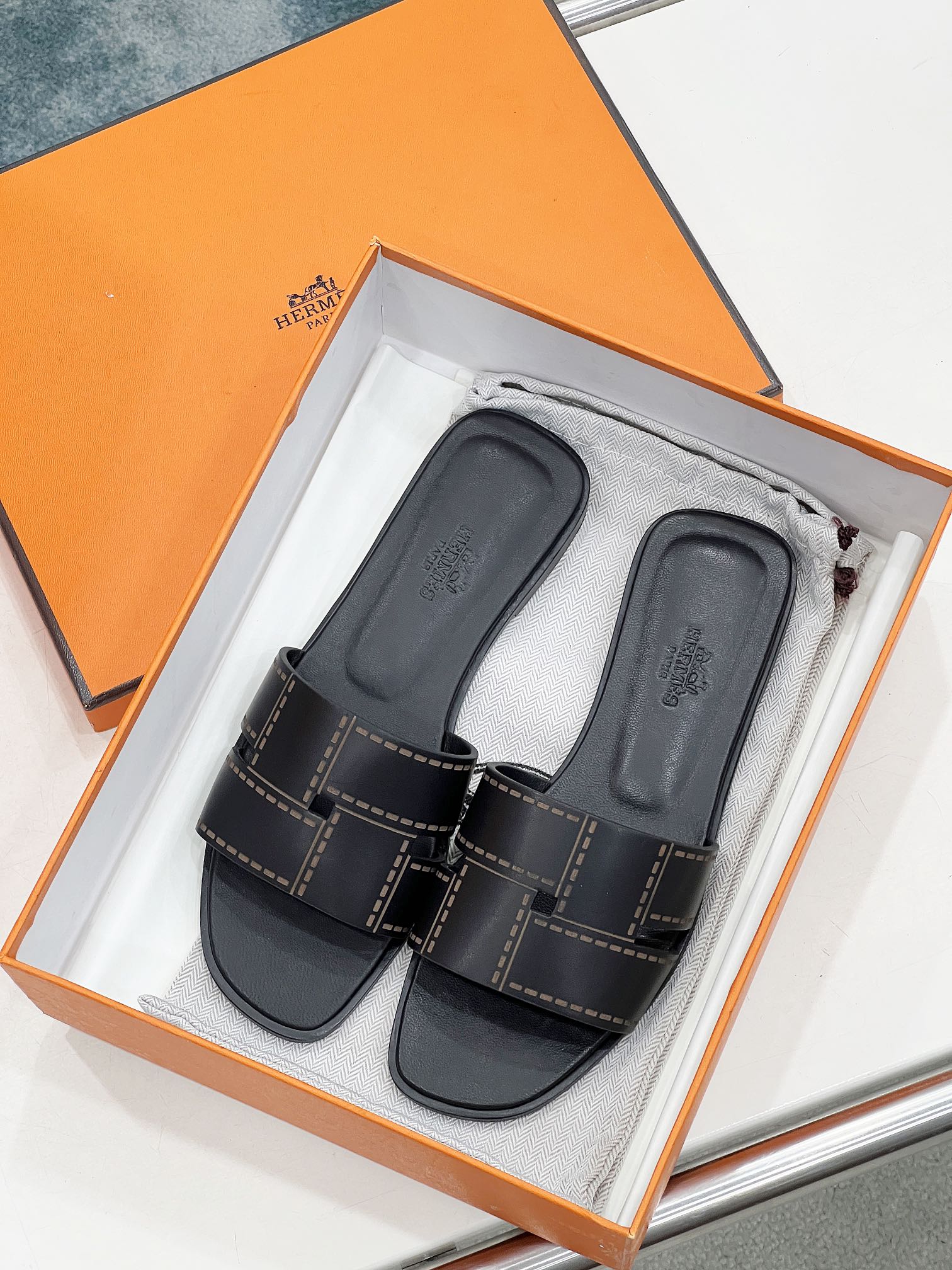 HERMES IDIOMA SANDAL IN BLACK CALFSKIN