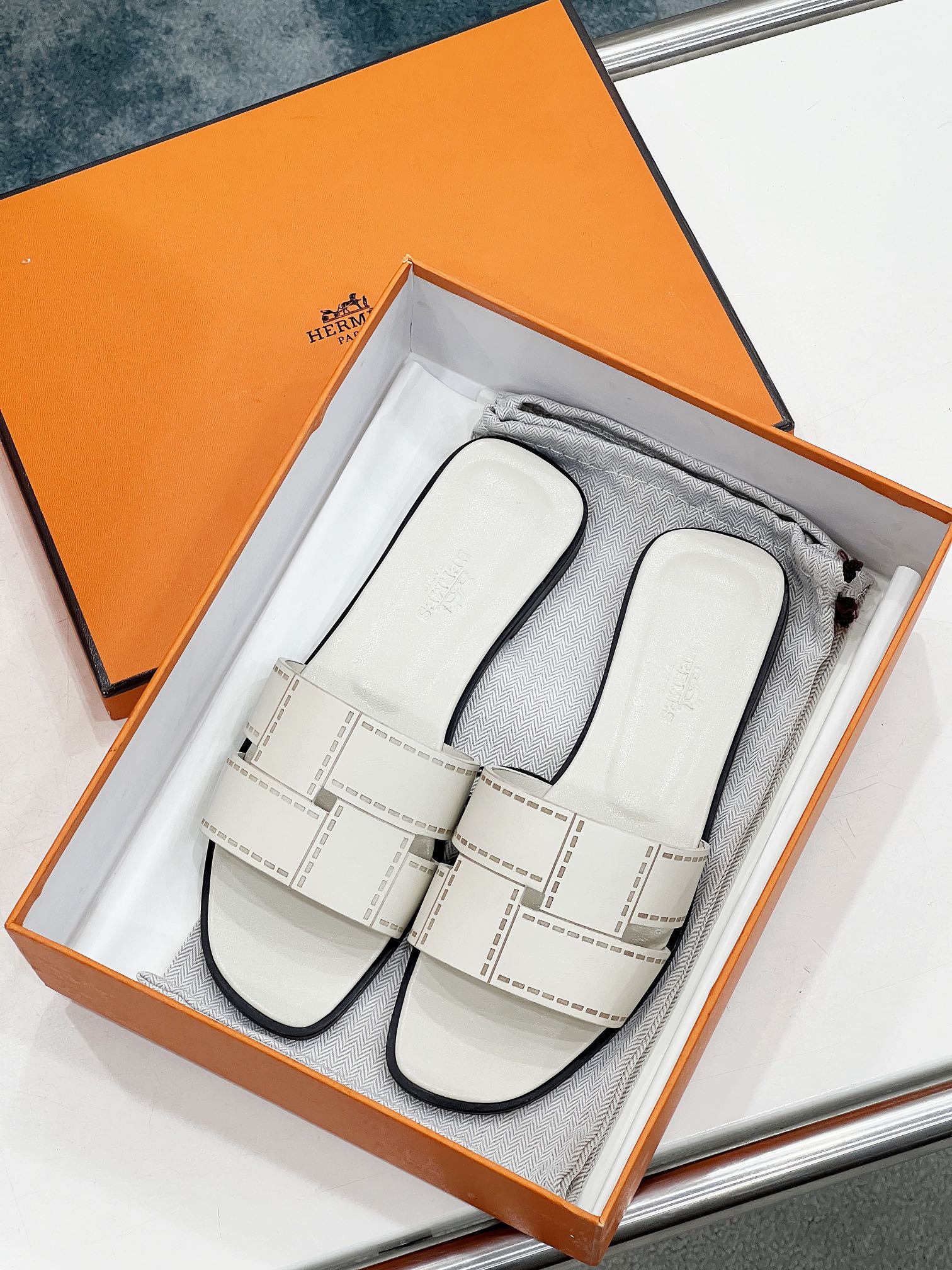 HERMES IDIOMA SANDAL IN WHITE CREAM CALFSKIN