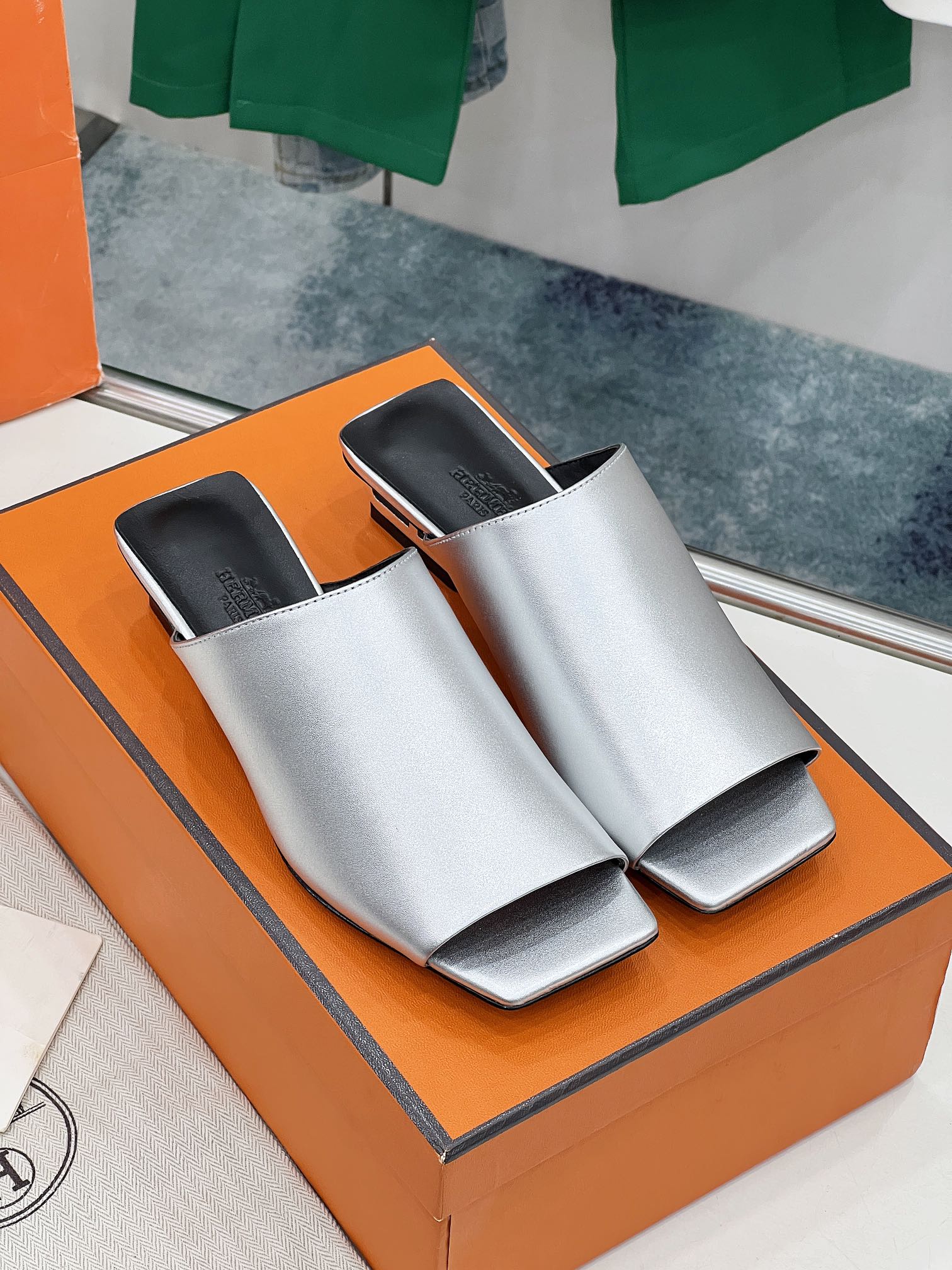 HERMES IDOLE SANDAL IN SILVER CALFSKIN