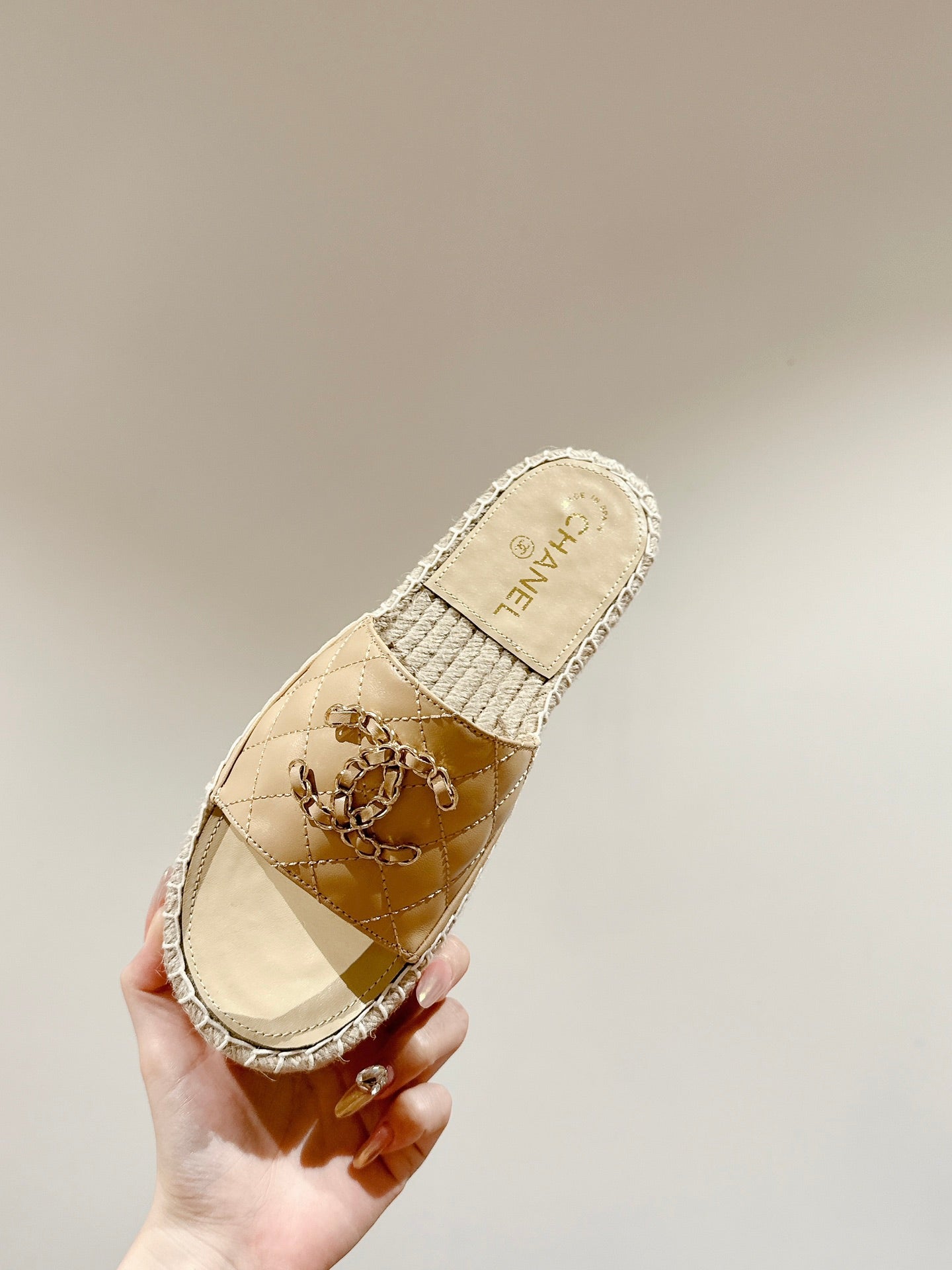 CHANEL FLAT SLIPPERS IN BEIGE CREAM LAMBSKIN AND WOVEN WITH LOGO