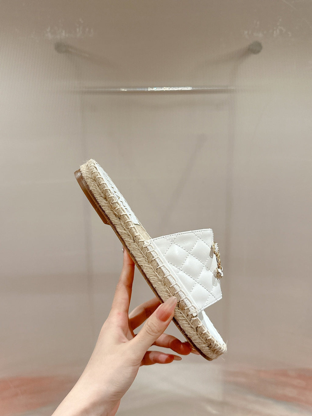 CHANEL FLAT SLIPPERS IN WHITE LAMBSKIN AND WOVEN WITH LOGO