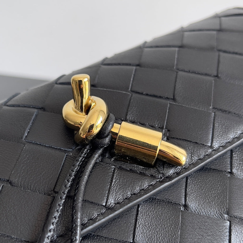 BOTTEGA VENETA ANDIAMO BAG 19 IN BLACK CALFSKIN
