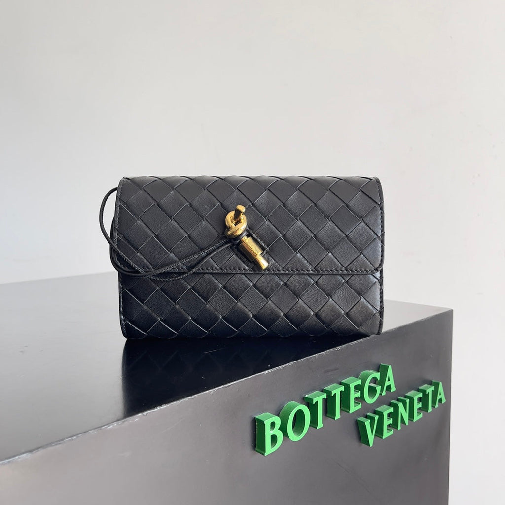 BOTTEGA VENETA ANDIAMO BAG 19 IN BLACK CALFSKIN