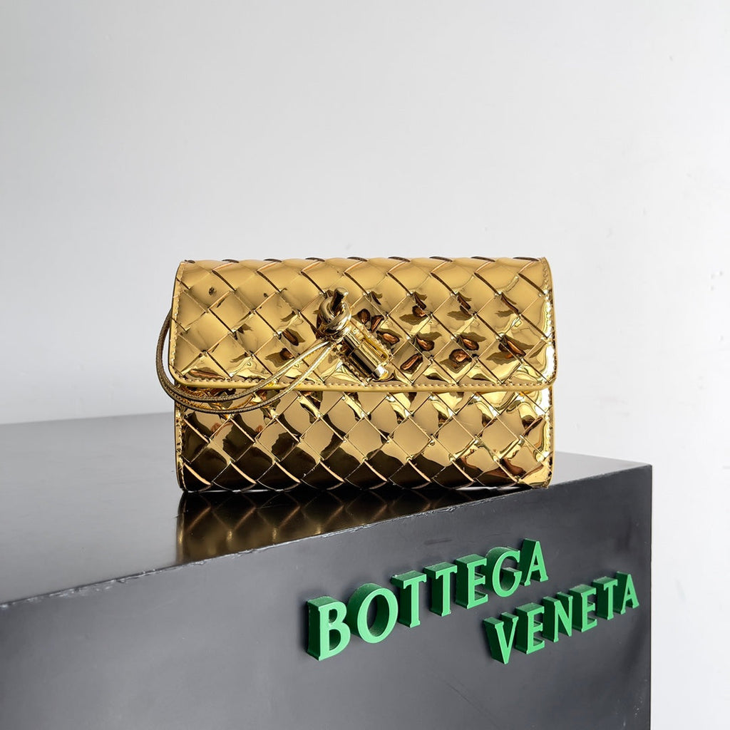 BOTTEGA VENETA ANDIAMO BAG 19 IN GOLDEN CALFSKIN