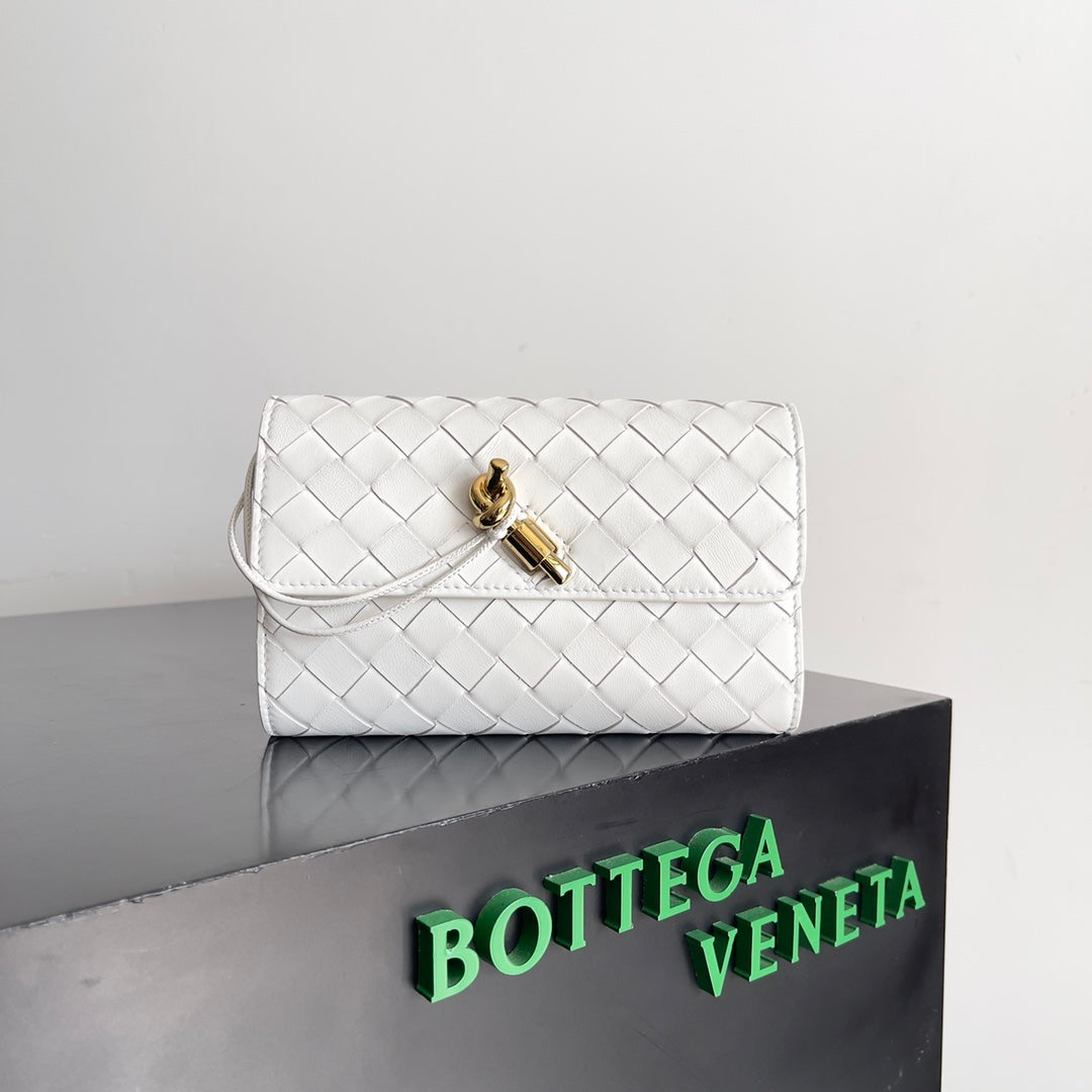 BOTTEGA VENETA ANDIAMO BAG 19 IN WHITE CALFSKIN