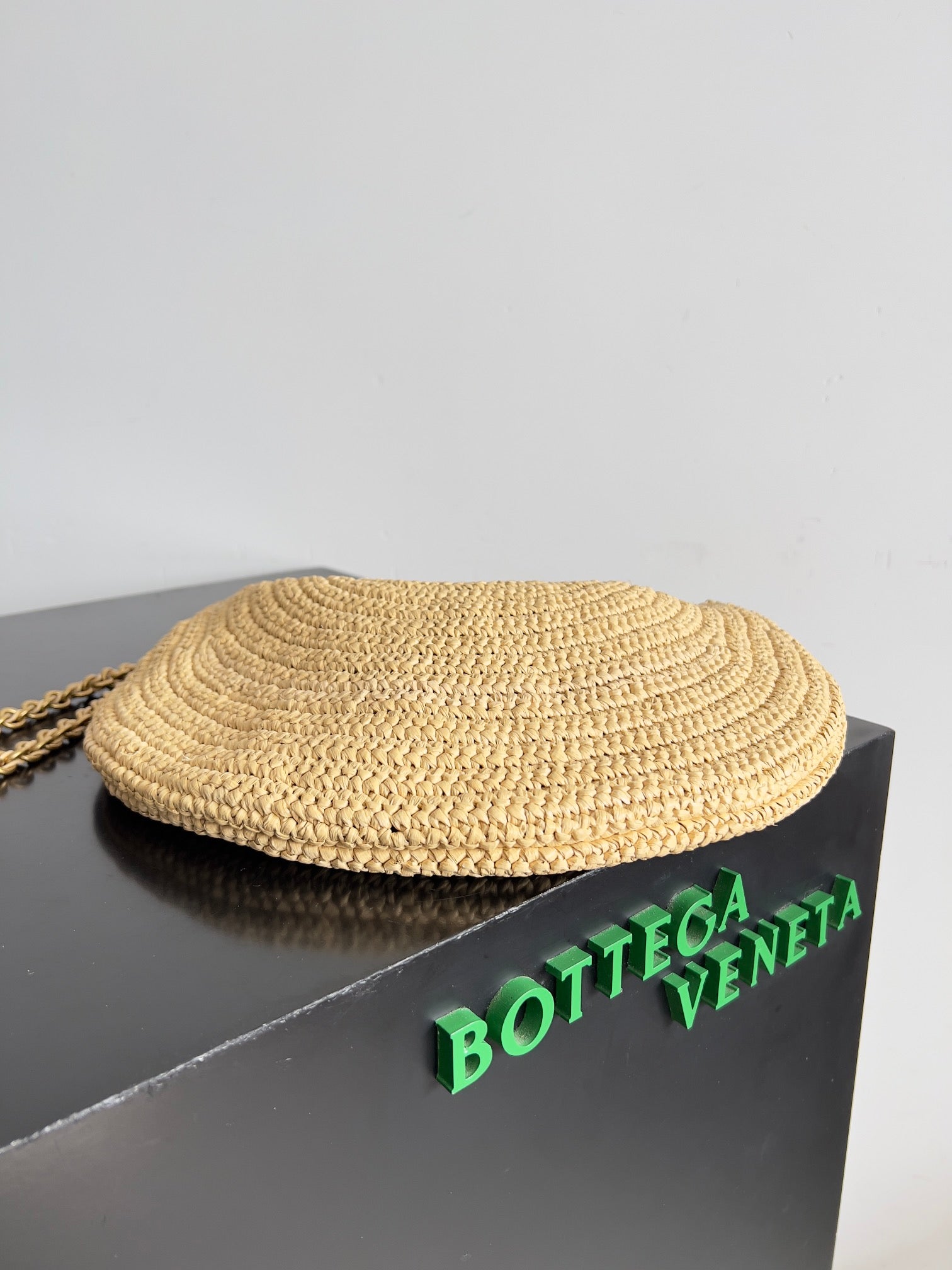 BOTTEGA VENETA SARDINE CHAIN 33 IN NATURAL RAFFIA