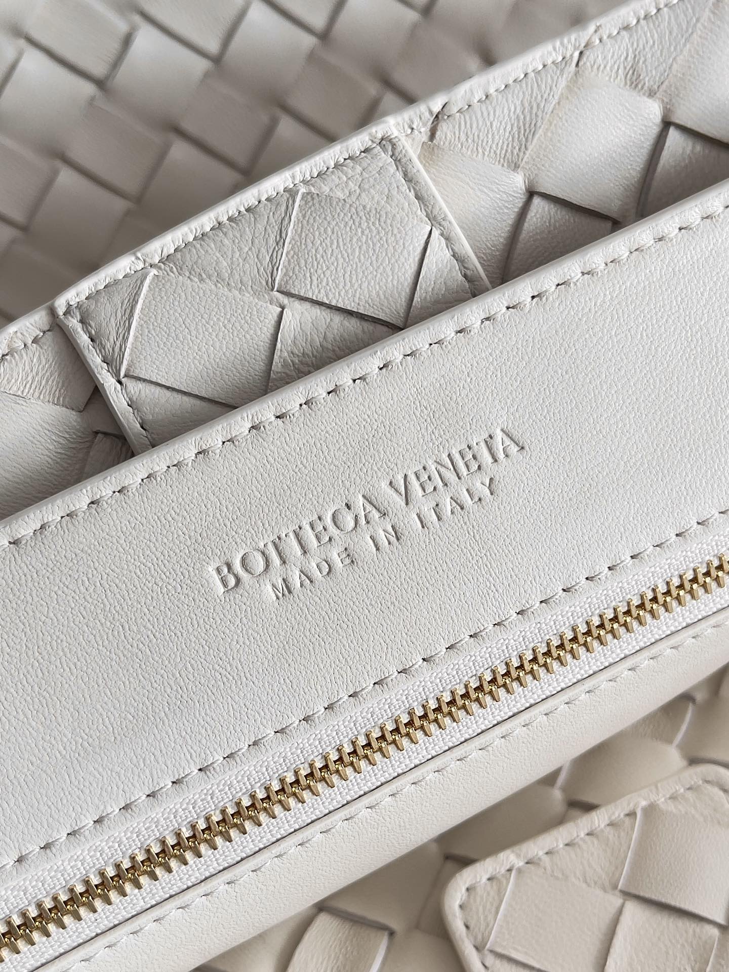 BOTTEGA VENETA LARGE HANDLE BAG ANDIAMO 45 IN OFF WHITE LAMBSKIN