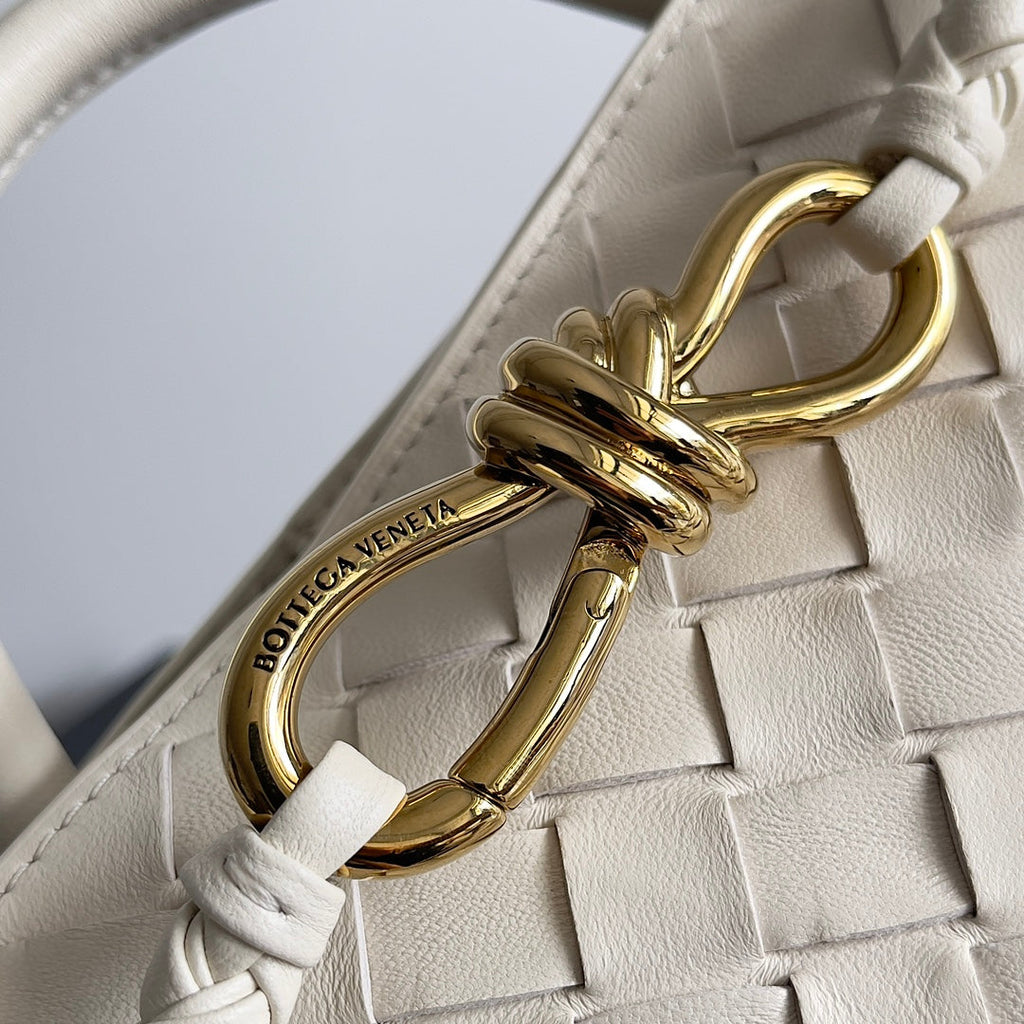 BOTTEGA VENETA HANDLE BAG ANDIAMO 25 IN OFF WHITE LAMBSKIN