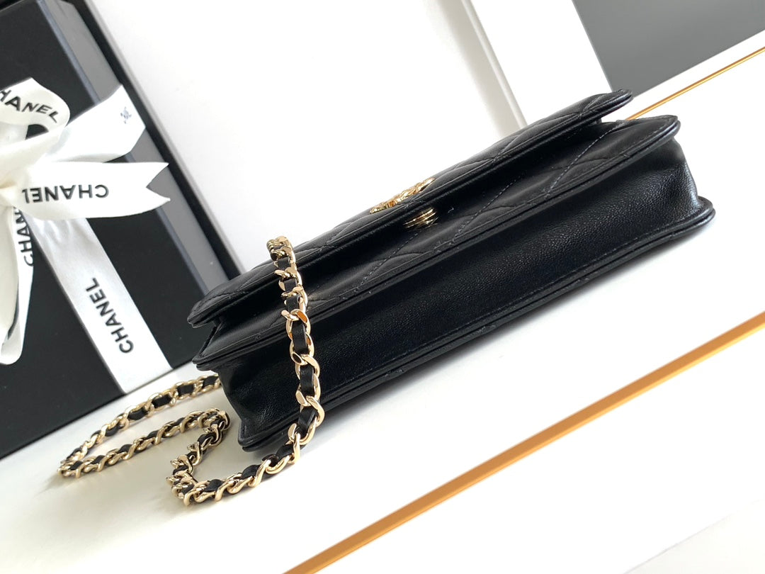 CHANEL 18 FLAP BAG WITH HANDLE IN BLACK CALFSKIN