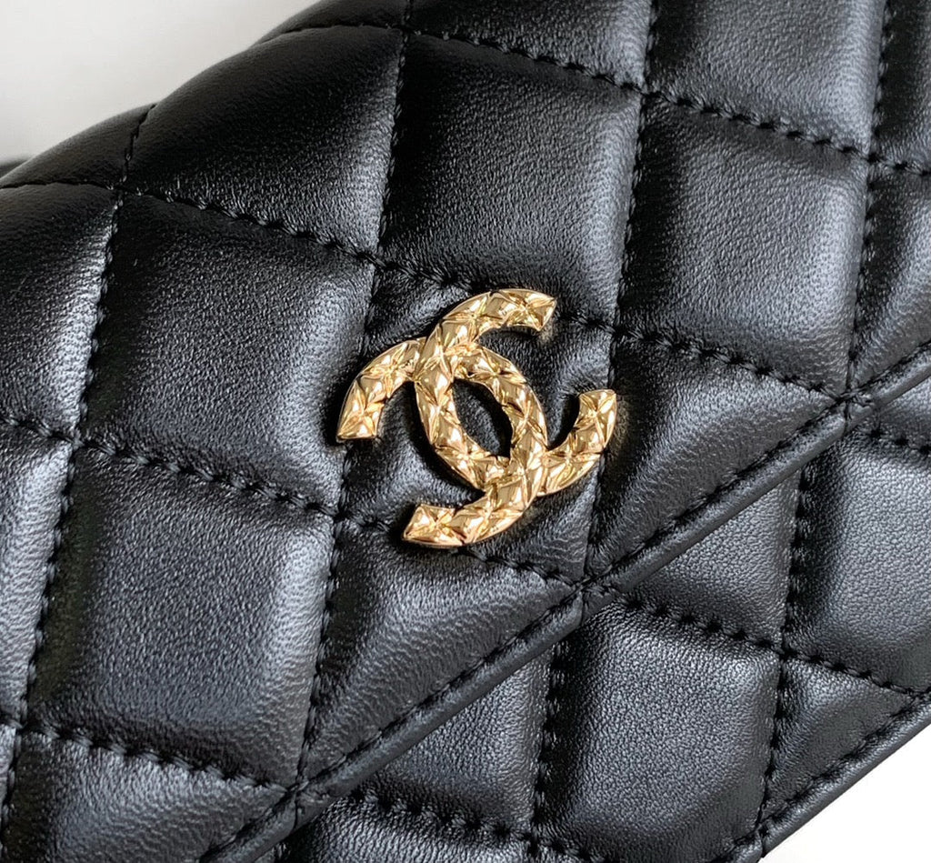 CHANEL 18 FLAP BAG WITH HANDLE IN BLACK CALFSKIN