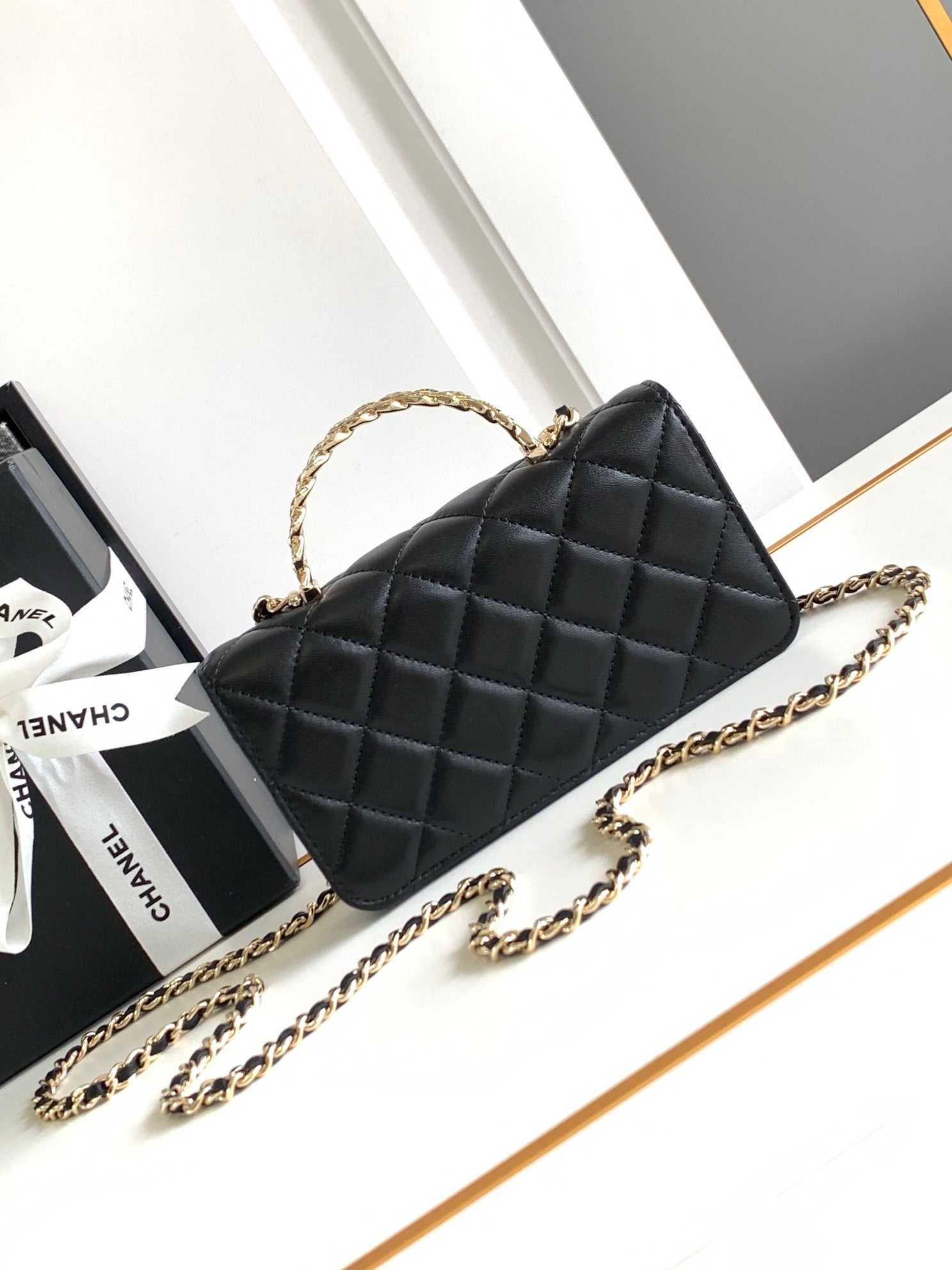 CHANEL 18 FLAP BAG WITH HANDLE IN BLACK CALFSKIN