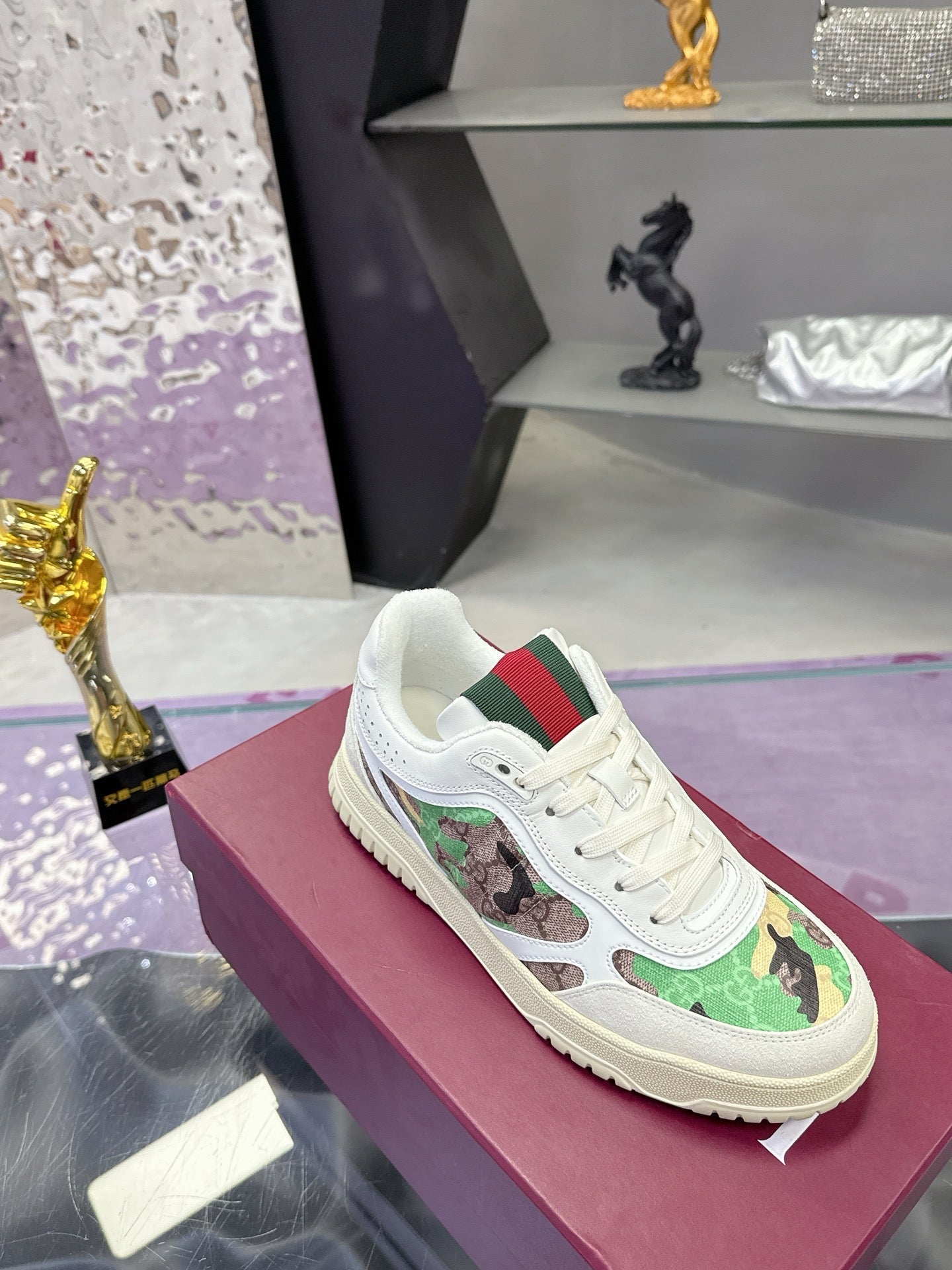 GUCCI 26S SNEAKER IN WHITE AND GREEN CALFSKIN