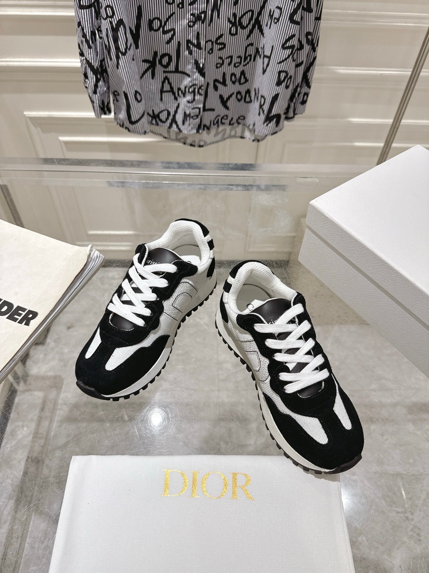 DIOR 25S C'EST  SNEAKER IN WHITE BLACK CALFSKIN AND SUEDE