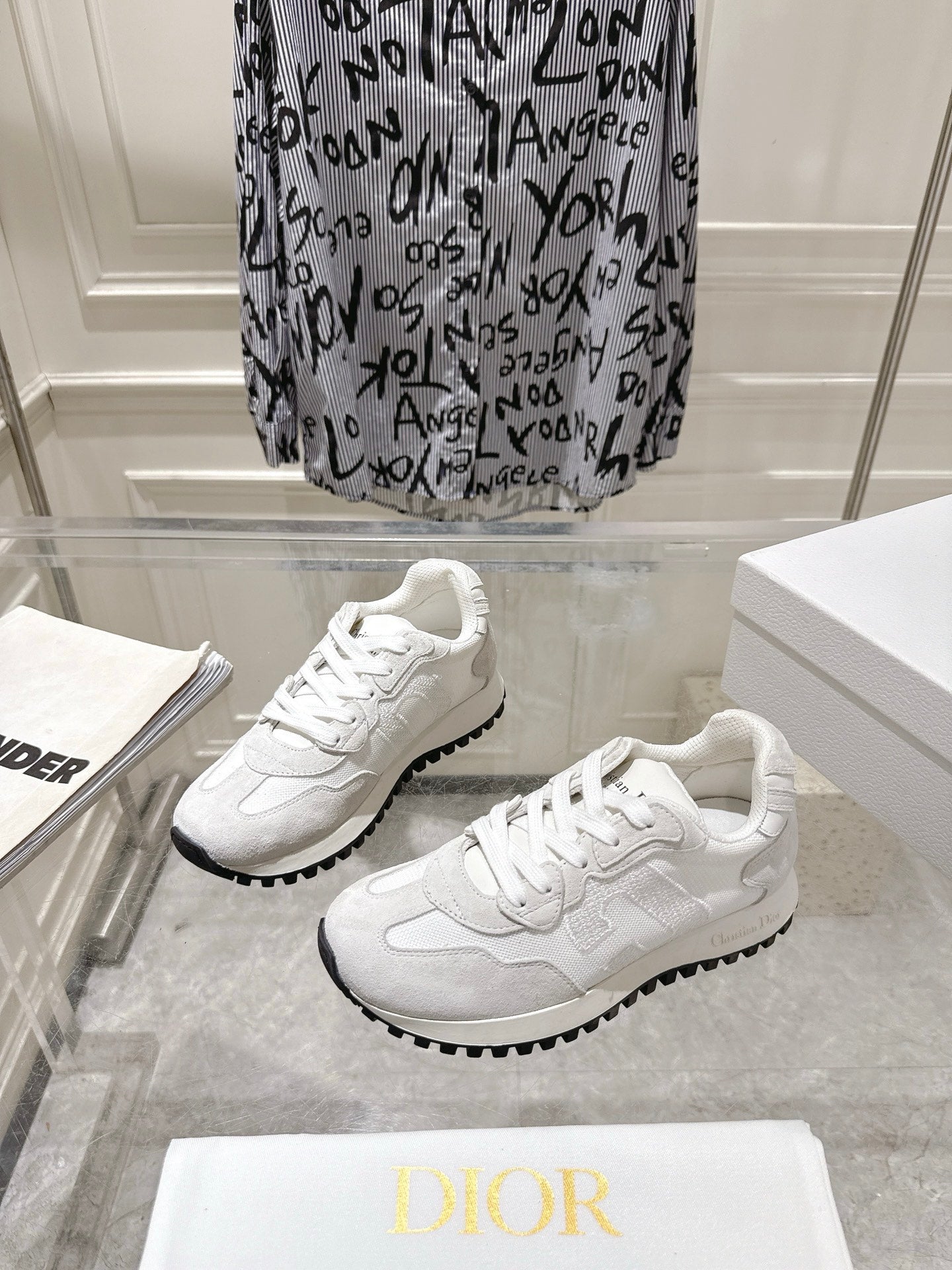DIOR 25S C'EST  SNEAKER IN WHITE LIGHT GRAY CALFSKIN AND SUEDE