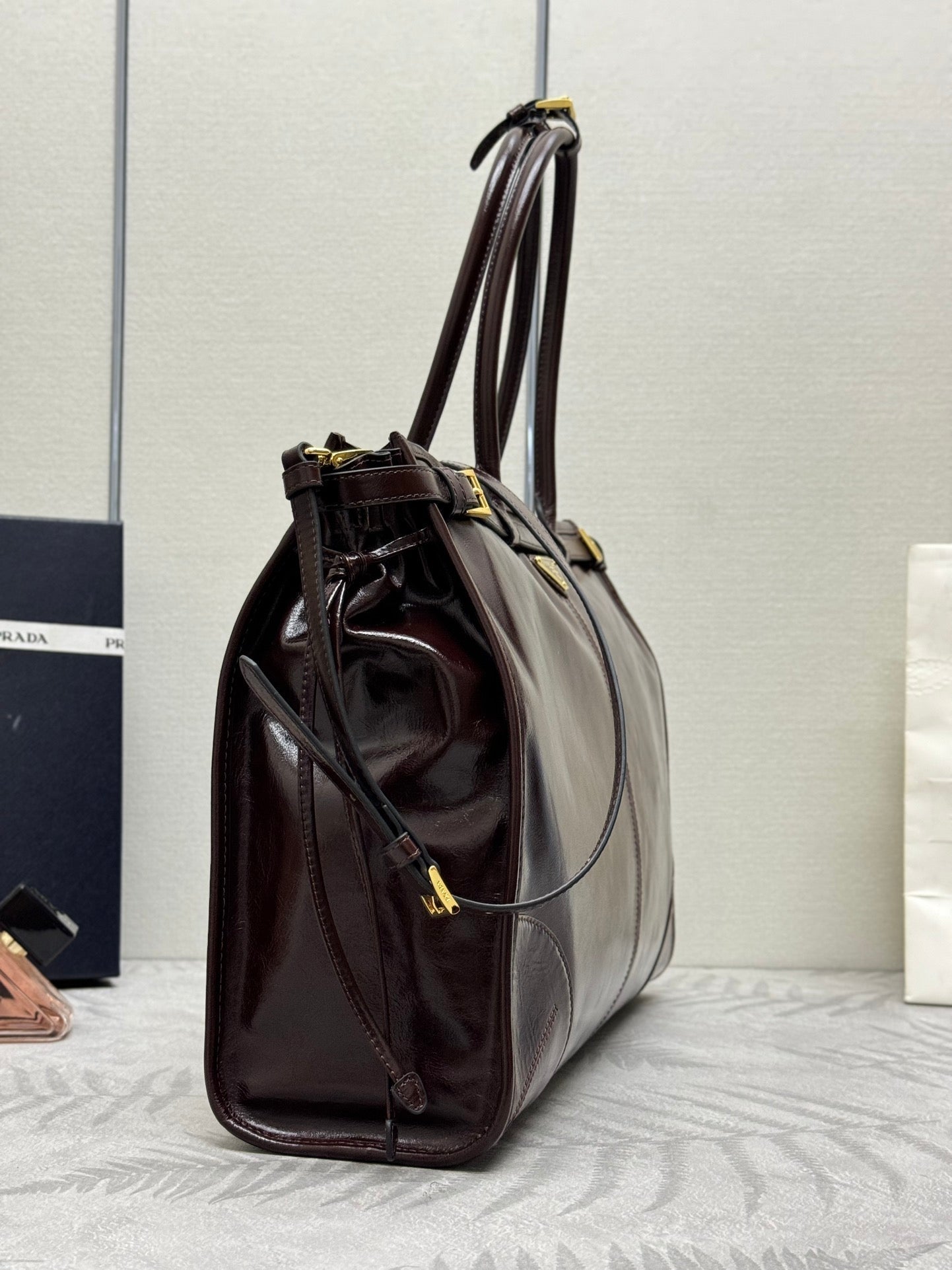 PRADA 25S BONNIE EXTRA-LARGE 42 IN RK BROWN GLOSSY CALFSKIN GOLD HARDWARE