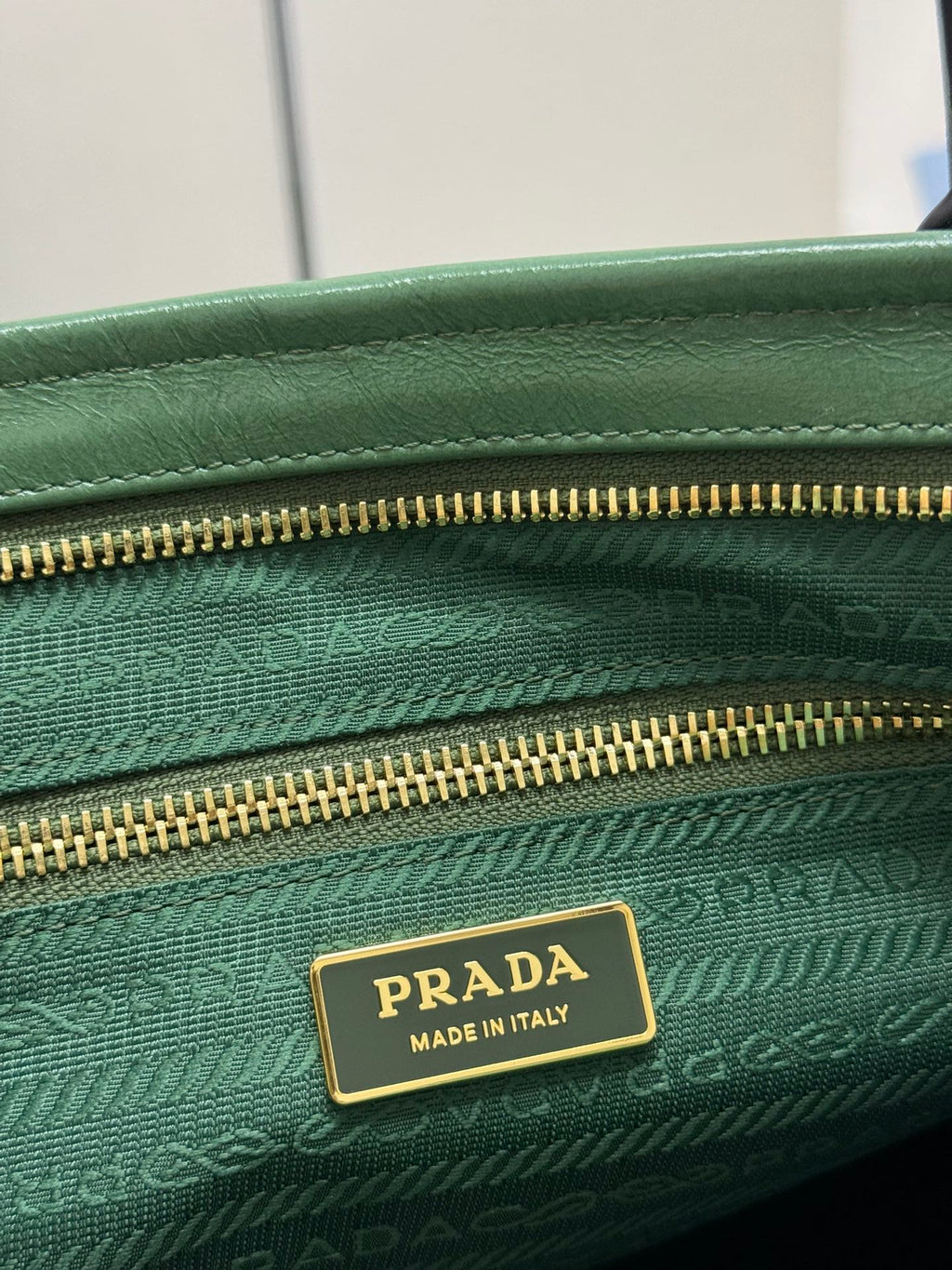 PRADA 25S BONNIE LARGE HANDBAG 38 IN GREEN GLOSSY CALFSKIN GOLD HARDWRE