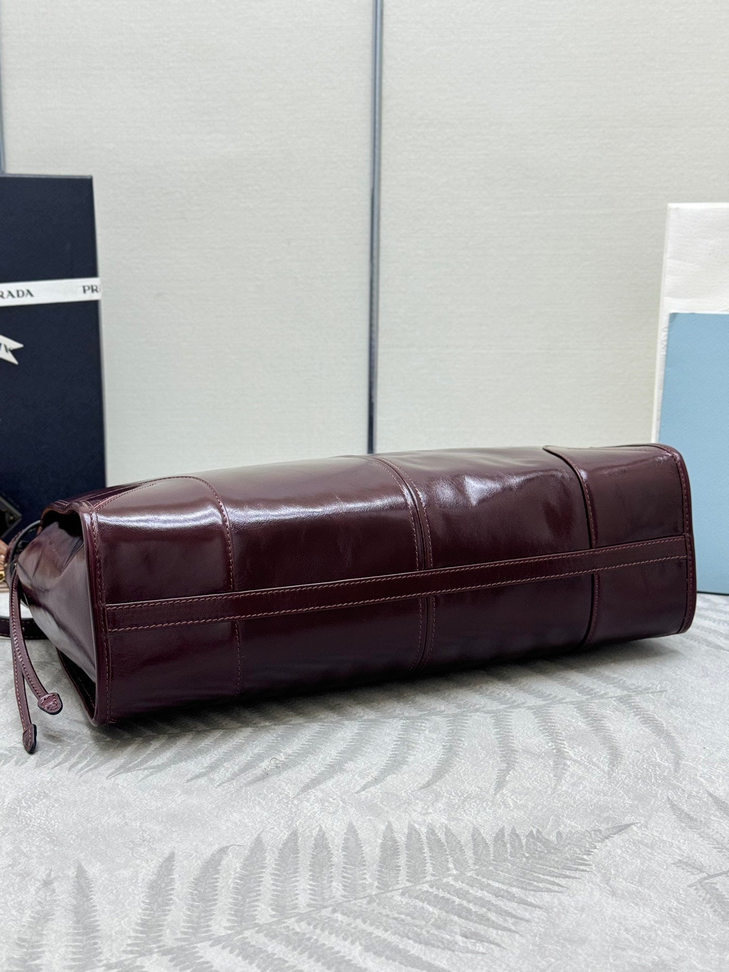 PRADA 25S BONNIE LARGE HANDBAG 38 IN BURGUNDY GLOSSY CALFSKIN GOLD HARDWRE
