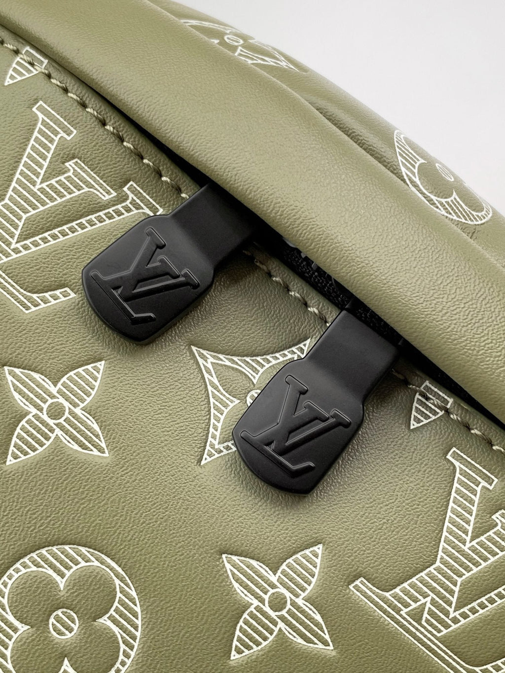LOUIS VUITTON LV 25S DISCOVERY BUMBAG 44 IN OLIVE GREEN MONOGRAM CALFSKIN AND CANVAS