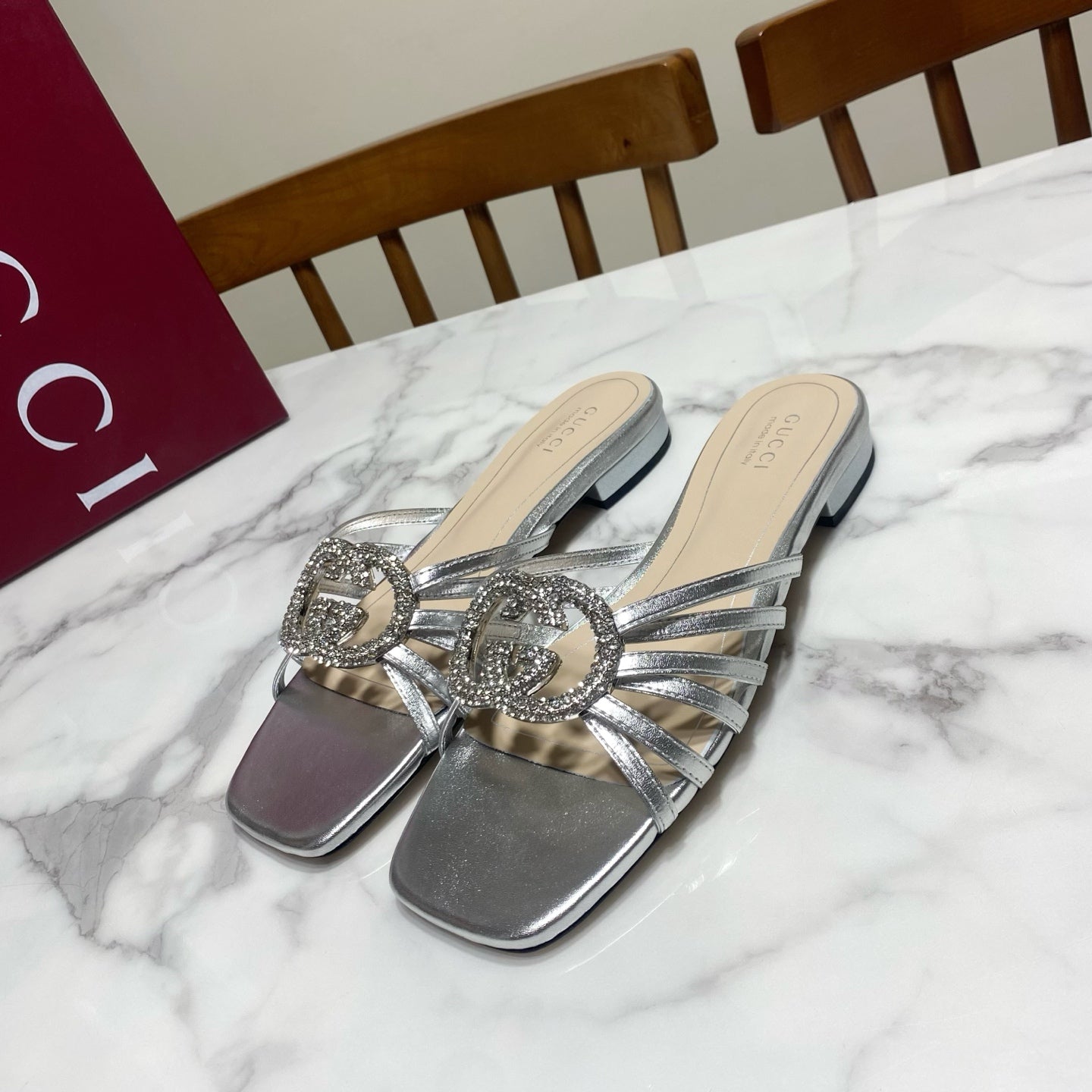 GUCCI 26S FLAT SLIDES IN SILVER CALFSKIN WITH CRYSTAL