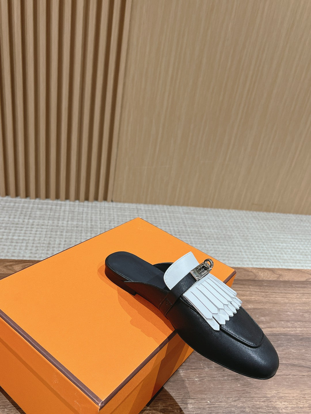 HERMES 0Z Mule Fringed Black/White