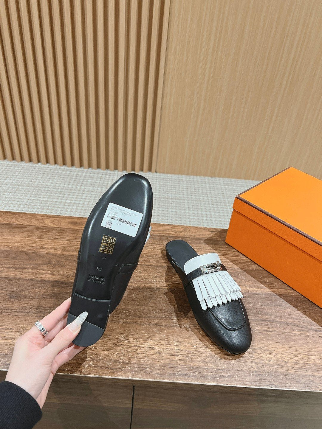 HERMES 0Z Mule Fringed Black/White