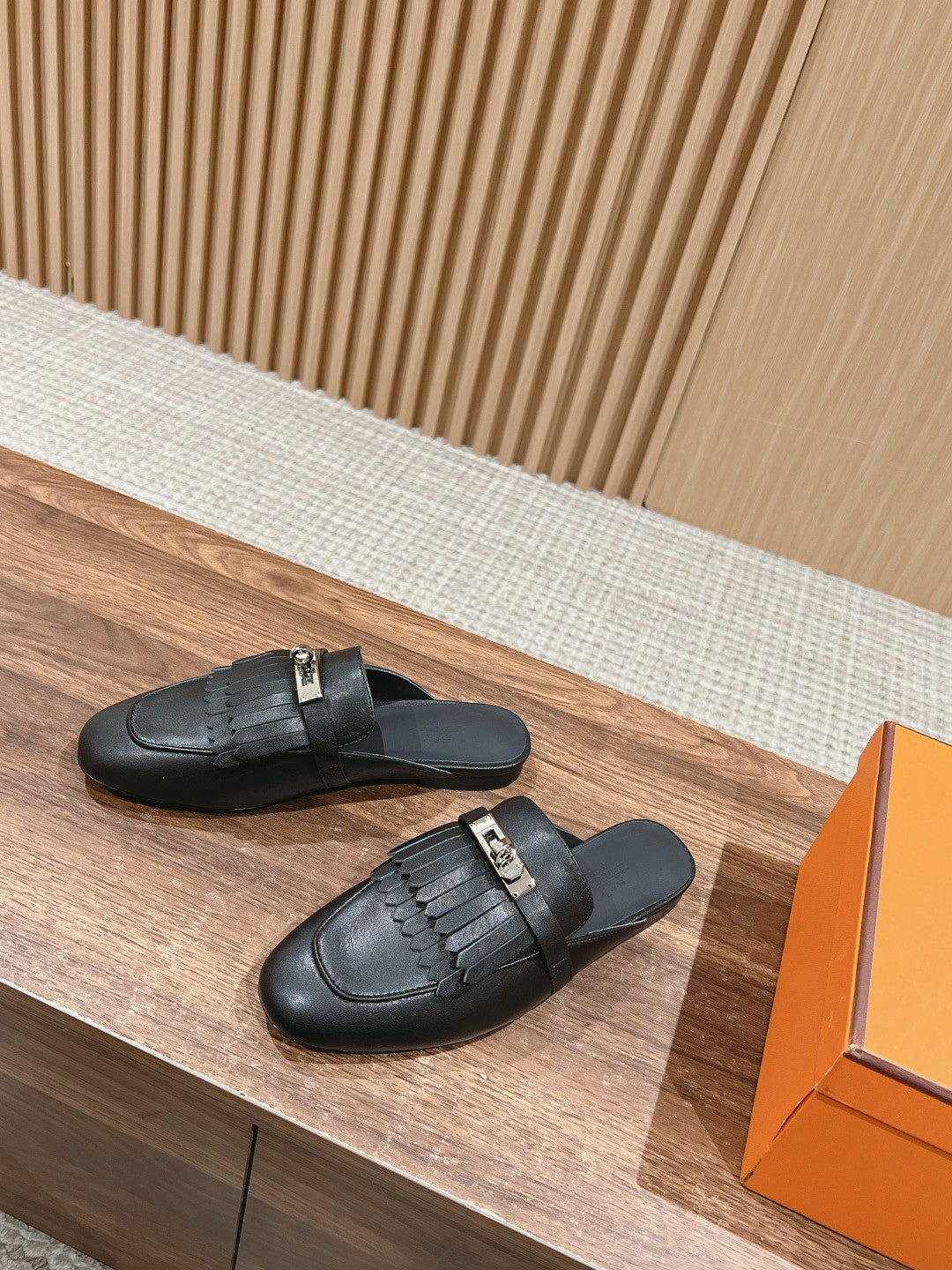 HERMES 0Z Mule Fringed Black