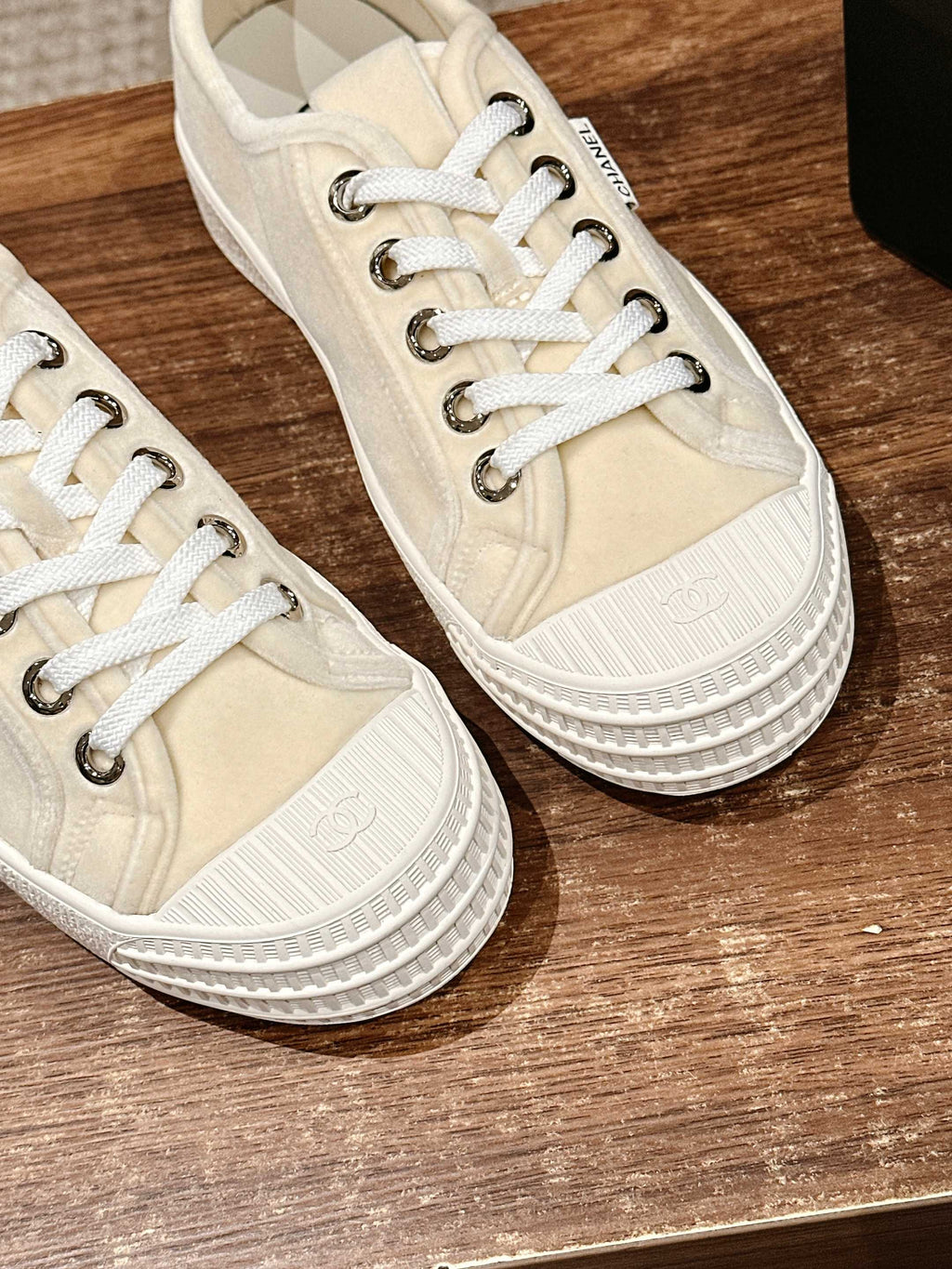 CHANEL CONVERSE SNEAKER IN BEIGE CREAM CANVAS