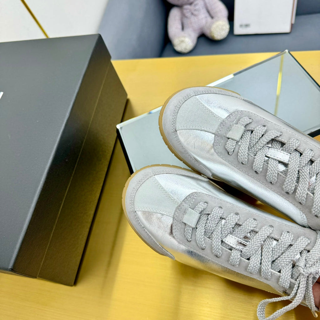 CHANEL SNEAKER IN SILVER GRAY CALFSKIN AND SUEDE