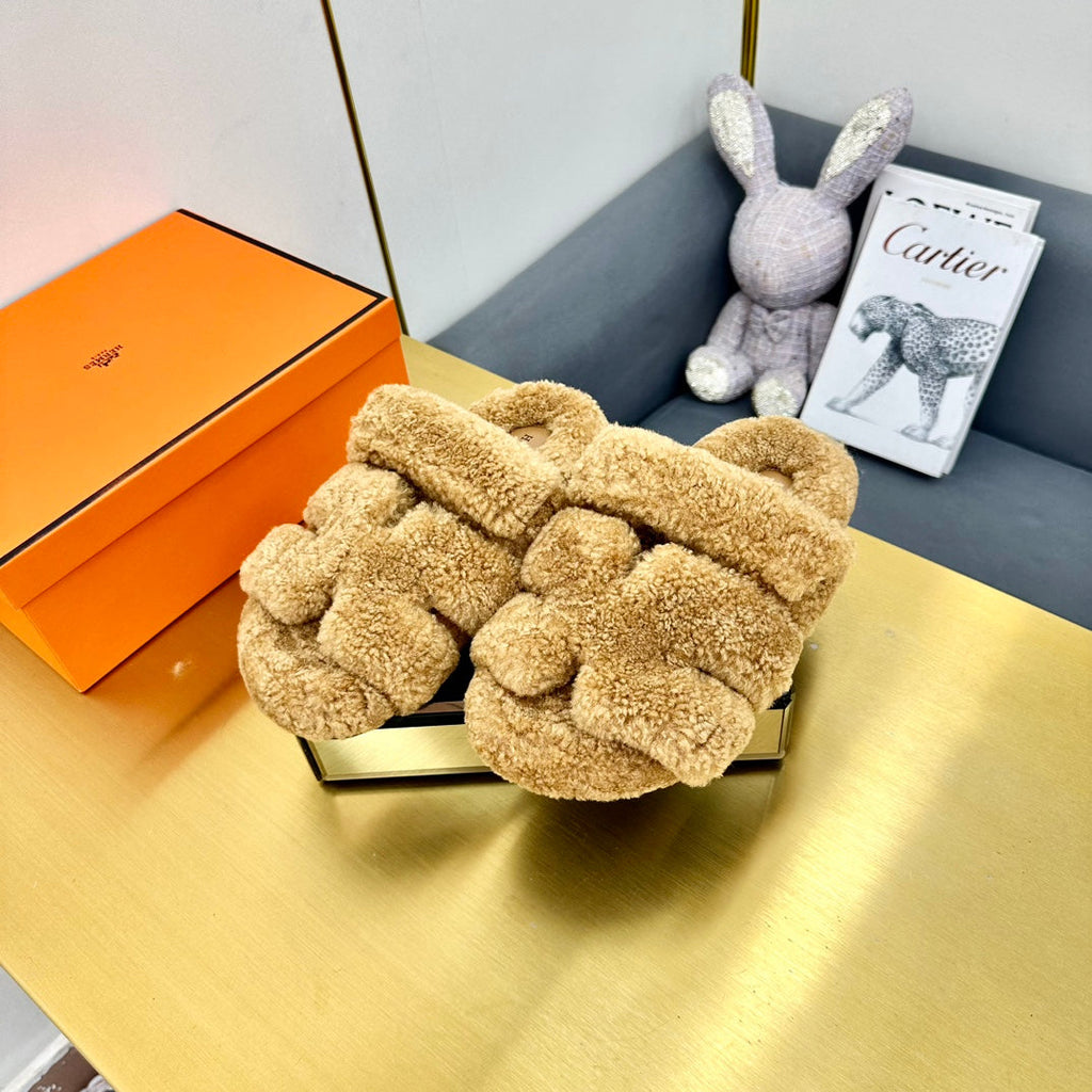 HERMES CHYPRE SANDAL IN TORTILLA BROWN SHEARLING
