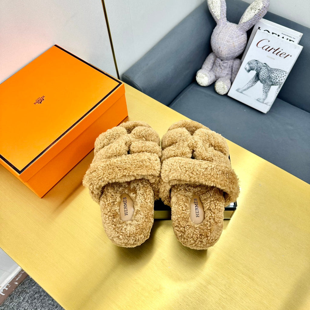 HERMES CHYPRE SANDAL IN TORTILLA BROWN SHEARLING