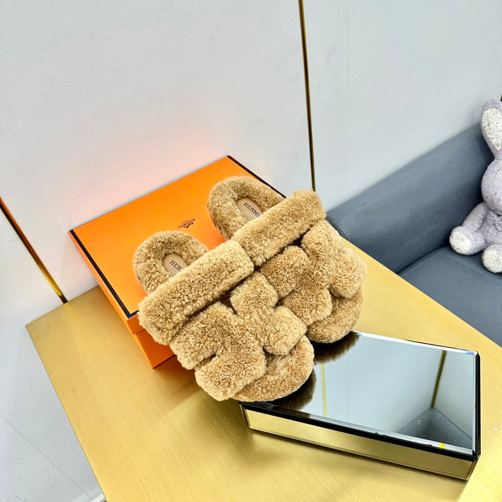 HERMES CHYPRE SANDAL IN TORTILLA BROWN SHEARLING