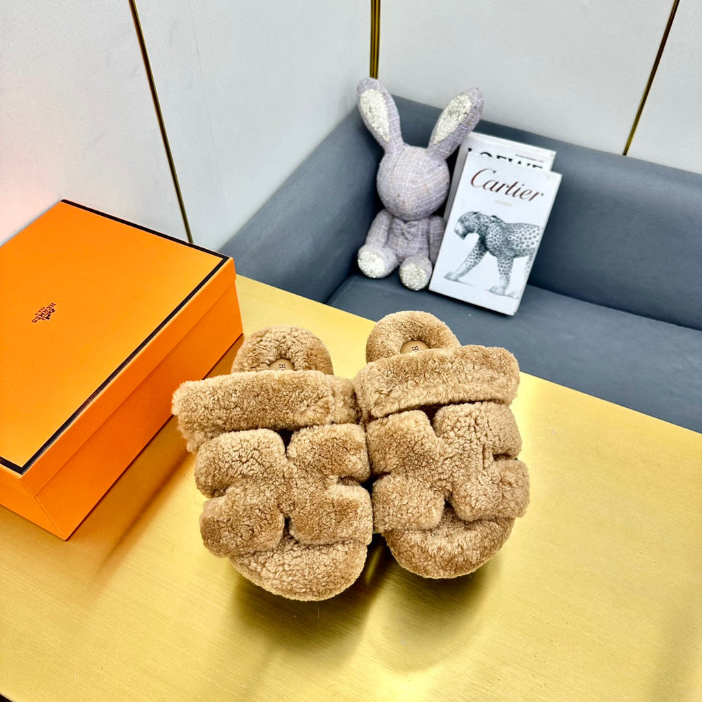 HERMES CHYPRE SANDAL IN PEANUT BROWN SHEARLING