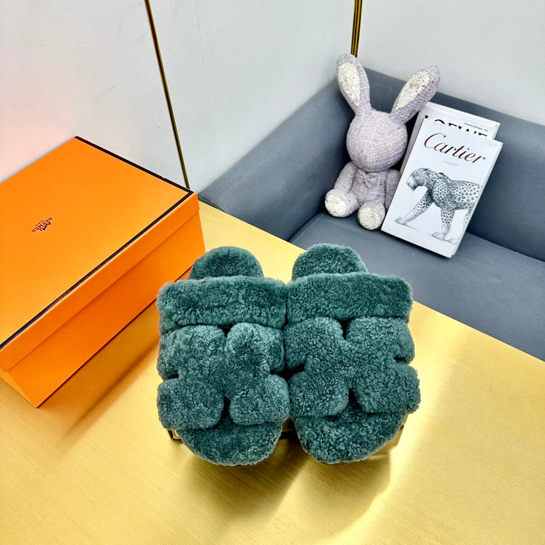 HERMES CHYPRE SANDAL IN FOREST GREEN SHEARLING