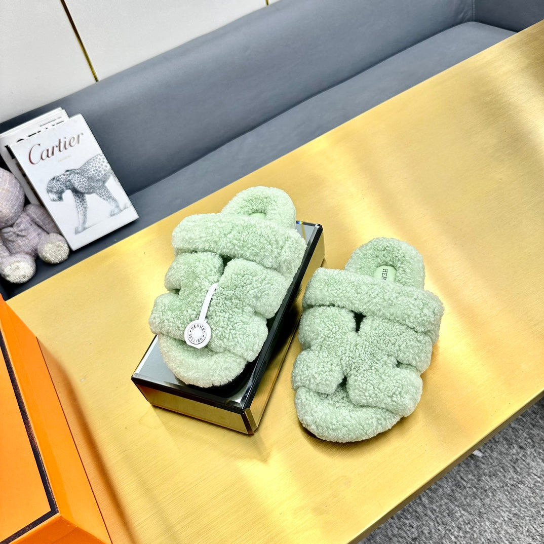 HERMES CHYPRE SANDAL IN PASTEL GREEN SHEARLING