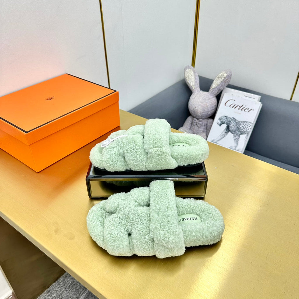 HERMES CHYPRE SANDAL IN PASTEL GREEN SHEARLING