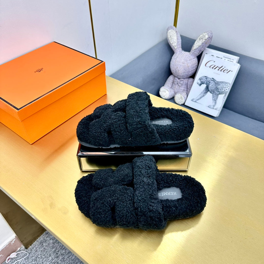 HERMES CHYPRE SANDAL IN BLACK SHEARLING