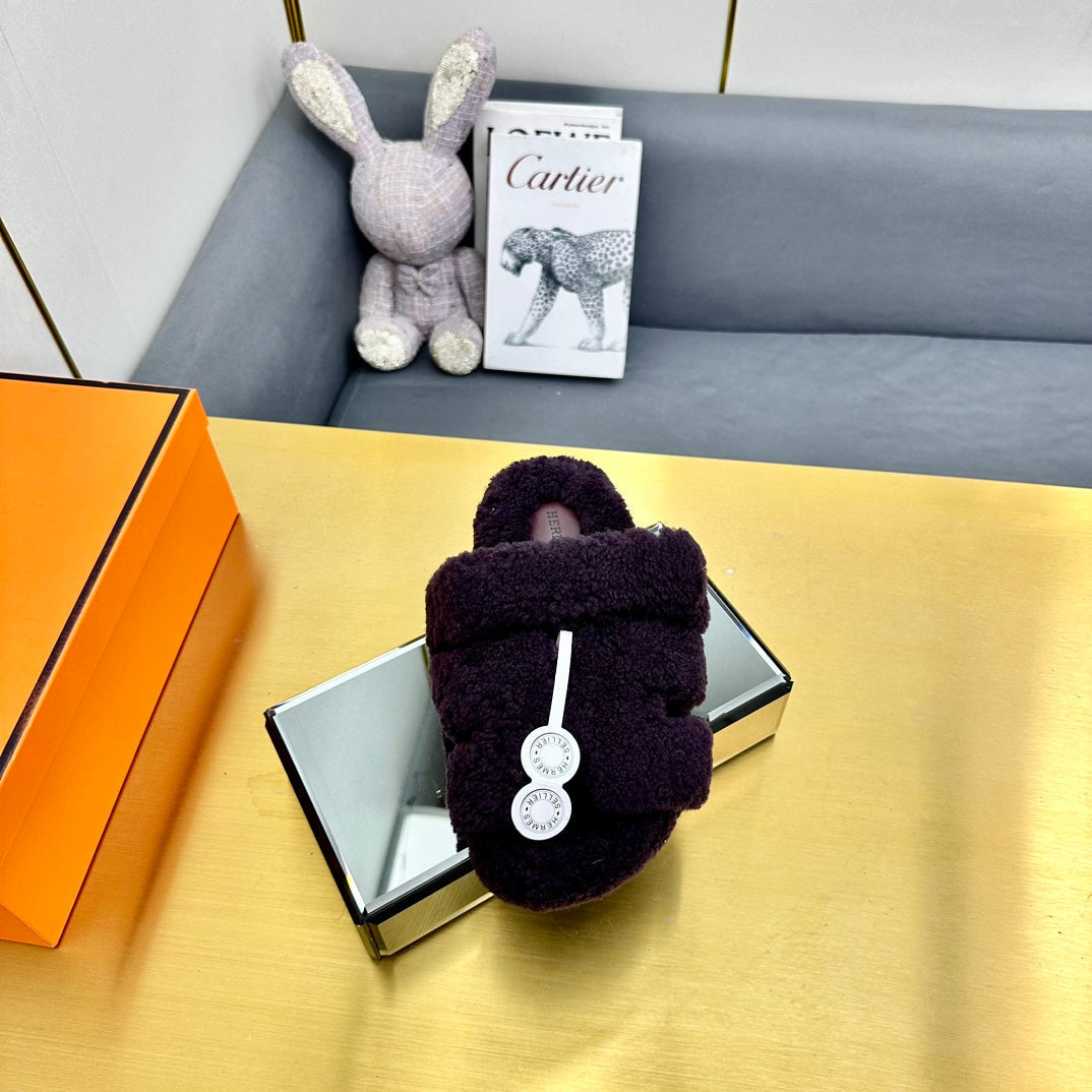HERMES CHYPRE SANDAL IN EGGPLANT PURPLE SHEARLING