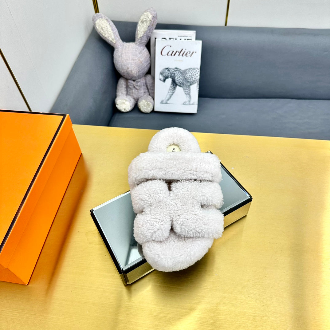 HERMES CHYPRE SANDAL IN WHITE SHEARLING